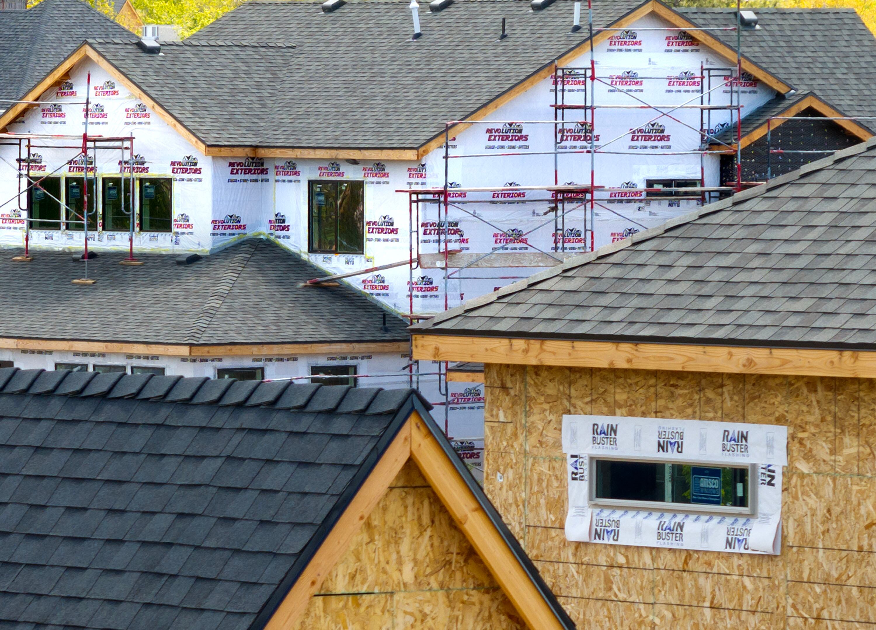 With the number of unsold newly built homes hitting the highest level since 2009, builders are trying to lure buyers by buying down mortgage rates, cutting prices, upgrading features and even giving away vouchers worth $5,000, Wall Street Journal reported.