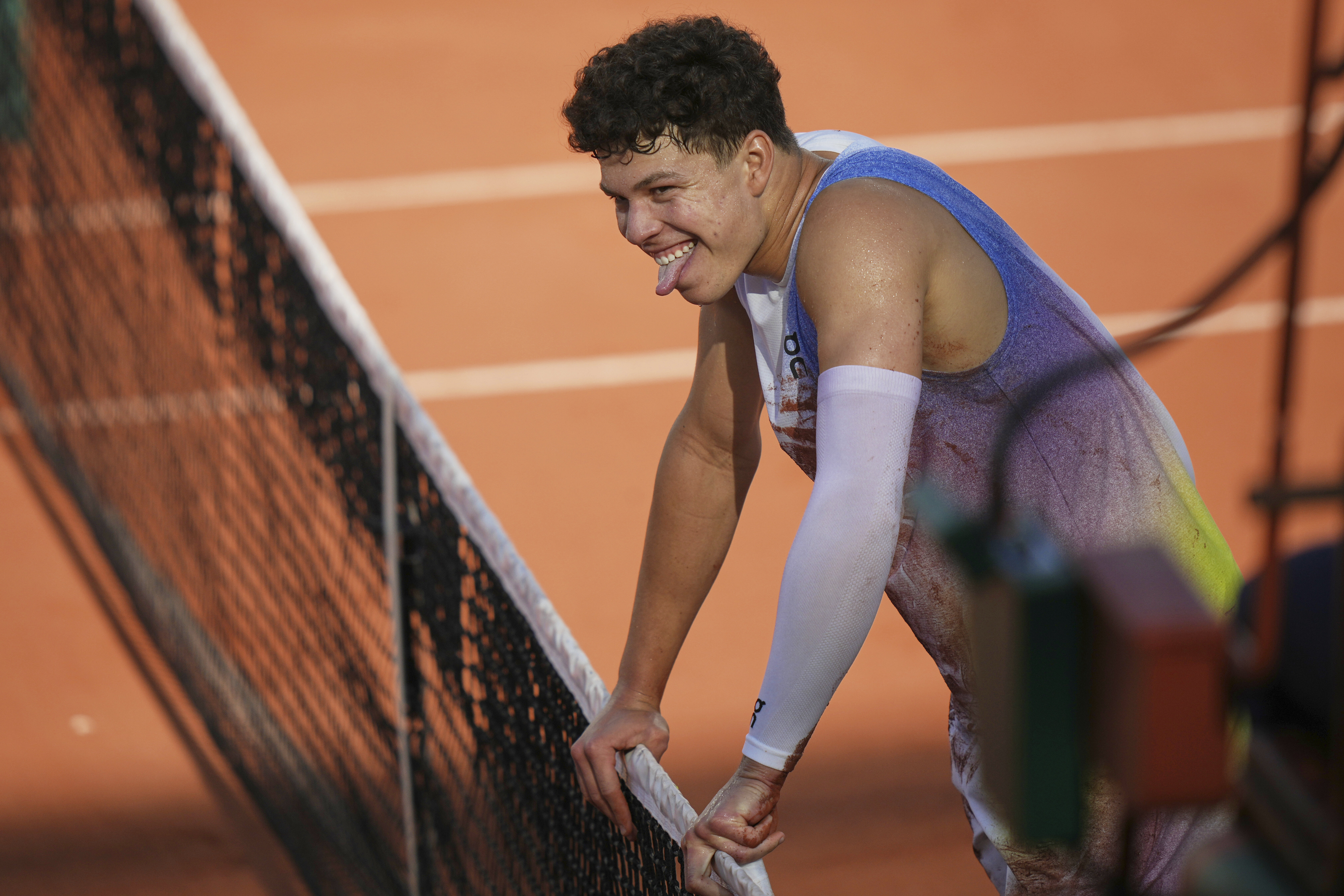 Ben Shelton of the U.S. reacts as he plays Italy's Matteo Gigante during their third round match of the French Tennis Open, at the Roland-Garros stadium, in Paris, Friday, May 30, 2025.