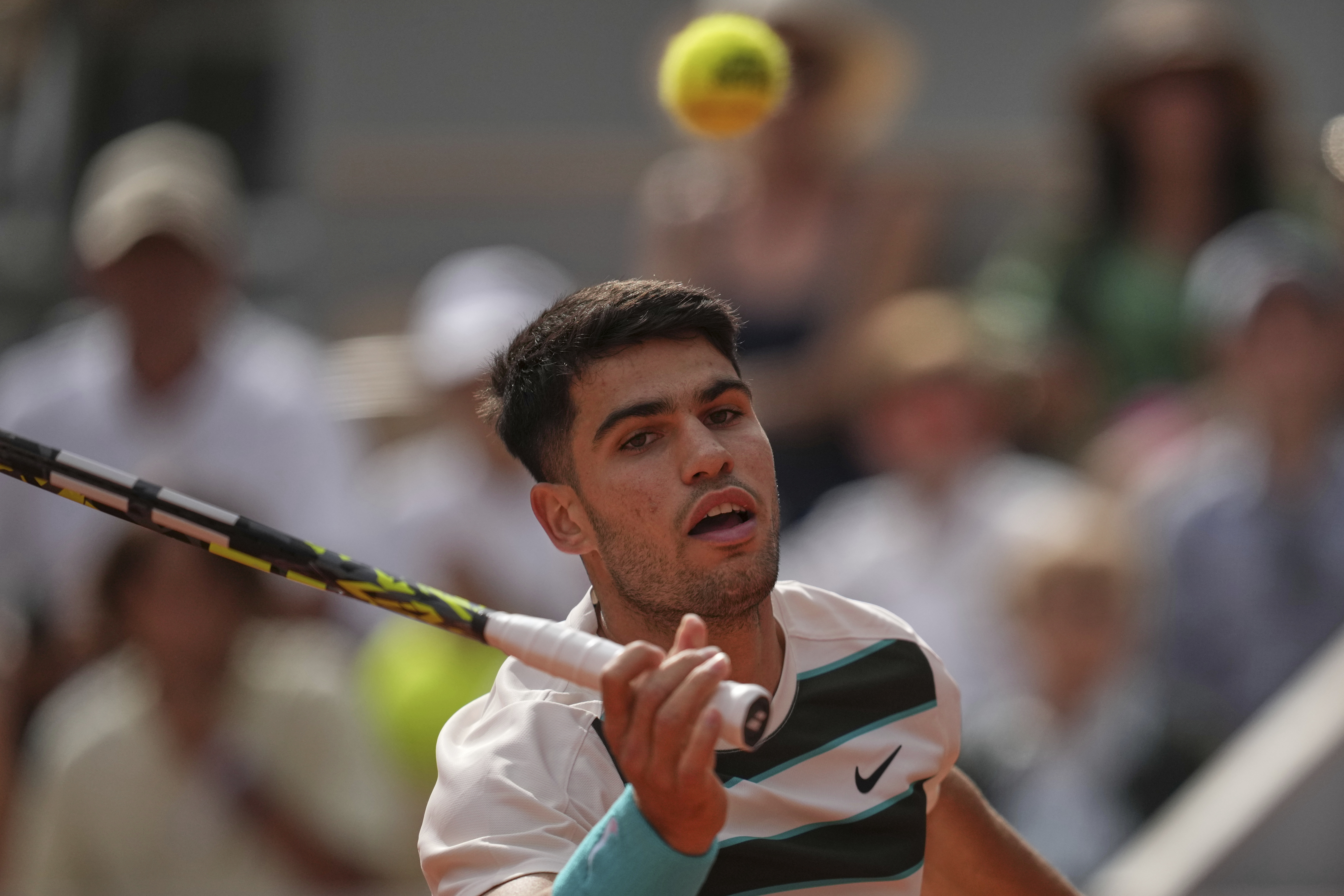 Spain's Carlos Alcaraz returns the ball to Ben Shelton of the U.S. during their fourth round match of the French Tennis Open, at the Roland-Garros stadium, in Paris, Sunday, June 1 2025. 
