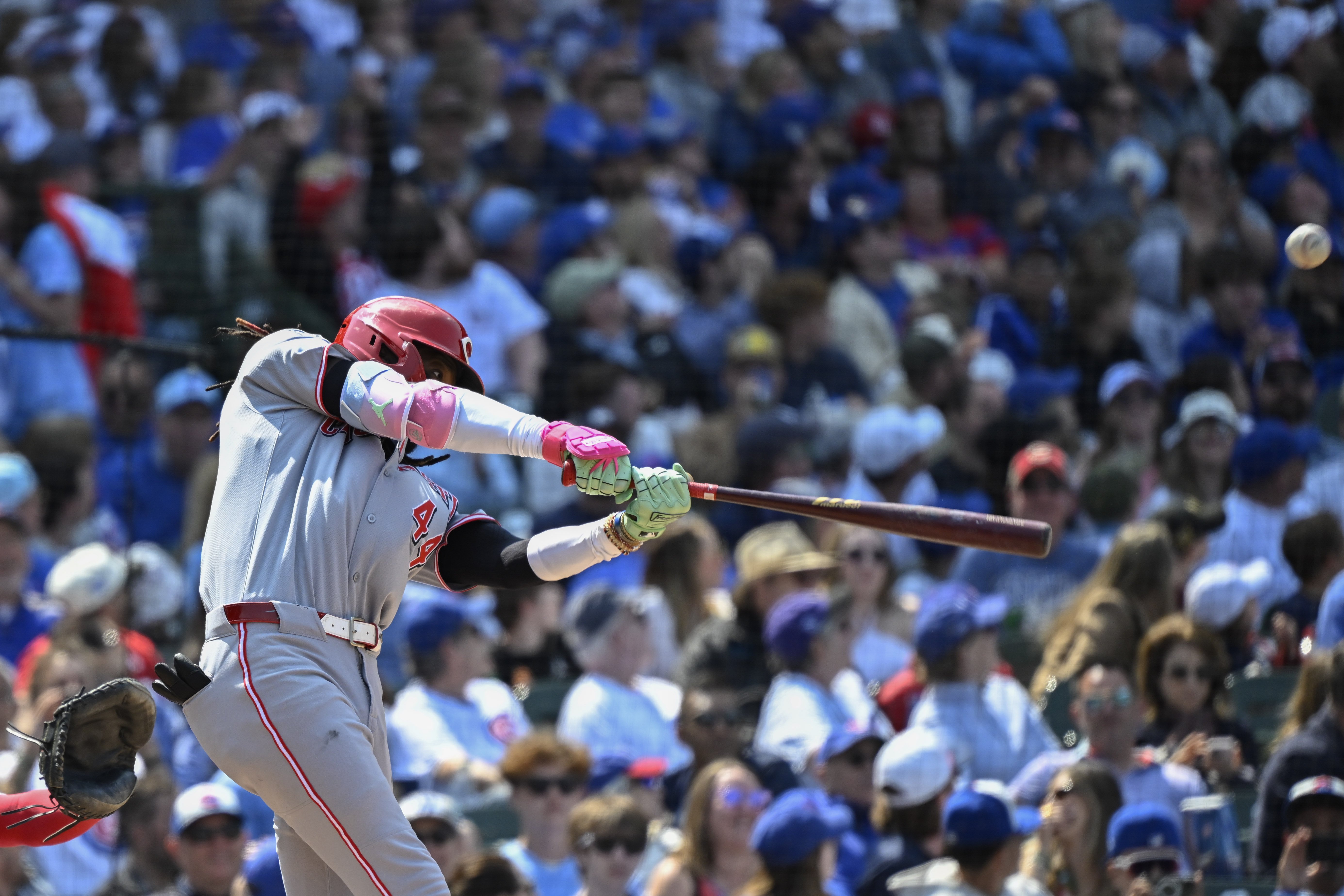 Cincinnati Reds' Elly De La Cruz hits a two-run home run during the sixth inning of a baseball game against the Chicago Cubs, Sunday, June 1, 2025, in Chicago. 