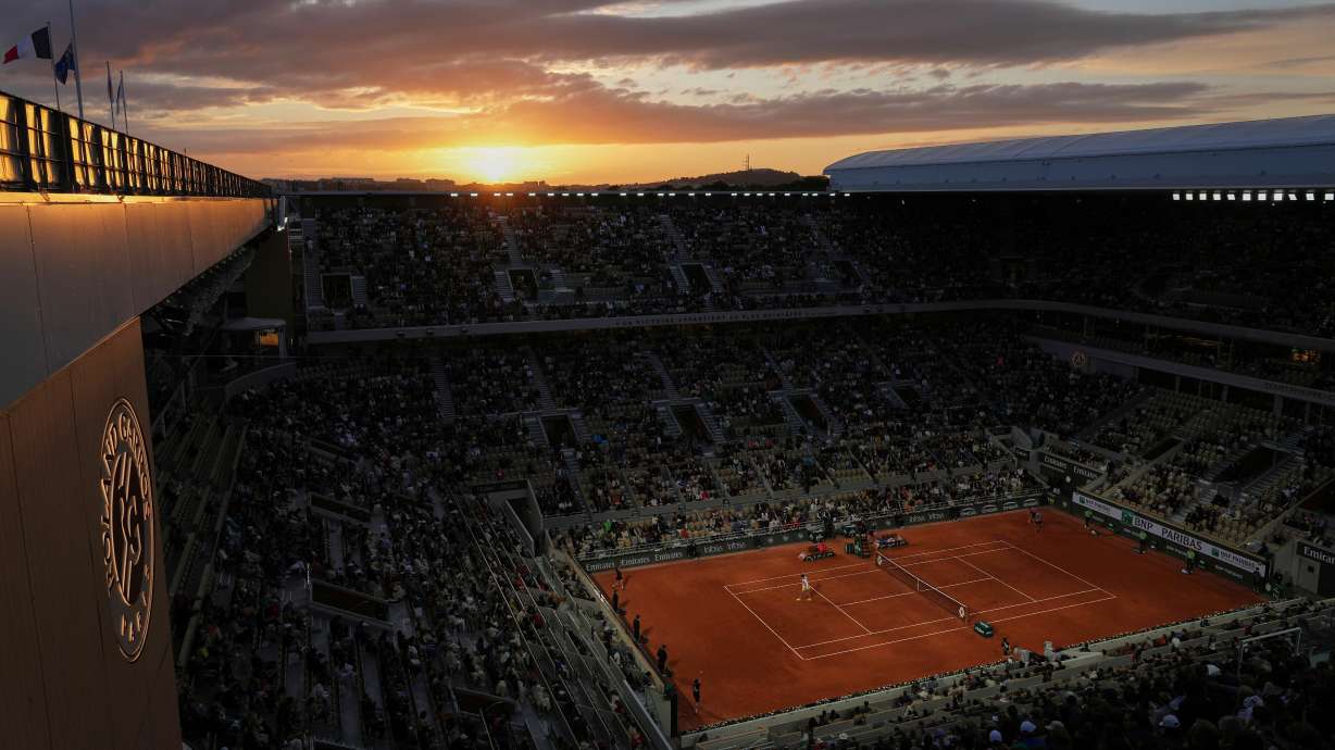 United States' Ben Shelton and Lorenzo Sonego of Italy play their first round match of the French Tennis Open, at the Roland-Garros stadium, in Paris, Sunday, May 25, 2025.