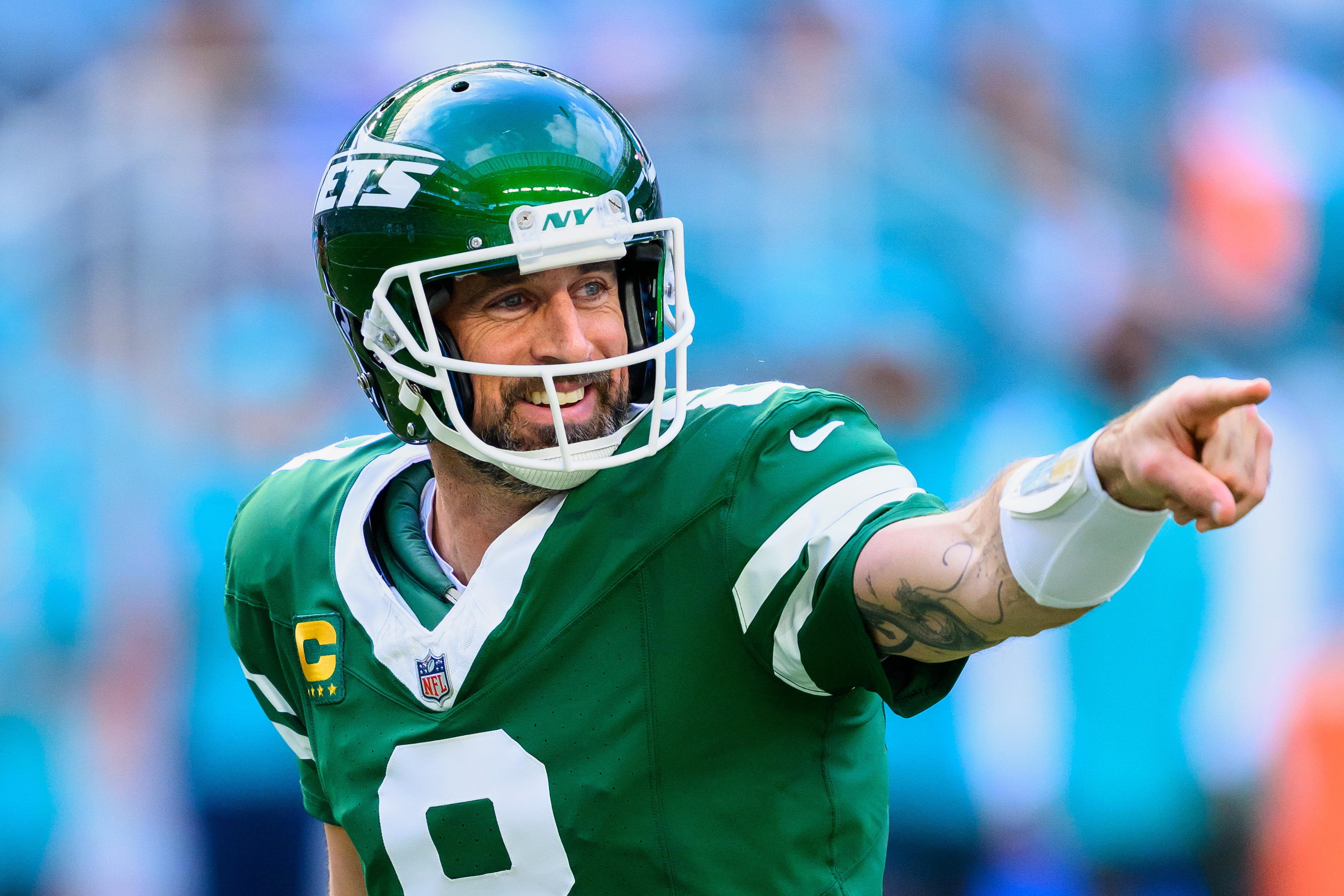 Aaron Rodgers ends months-long dance with Steelers by agreeing to a 1-year deal