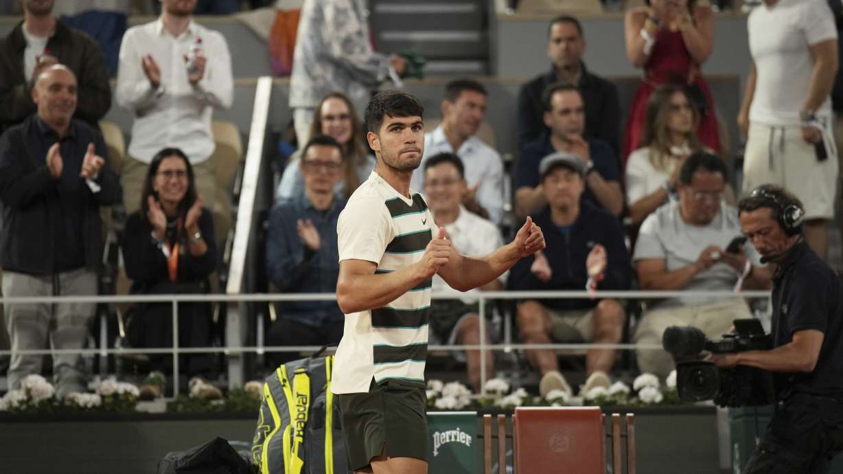 El español Carlos Alcaraz celebra tras su encuentro de semifinal después de que el italiano Lorenzo Musetti se retiró por lesión el viernes 6 de junio del 2025.