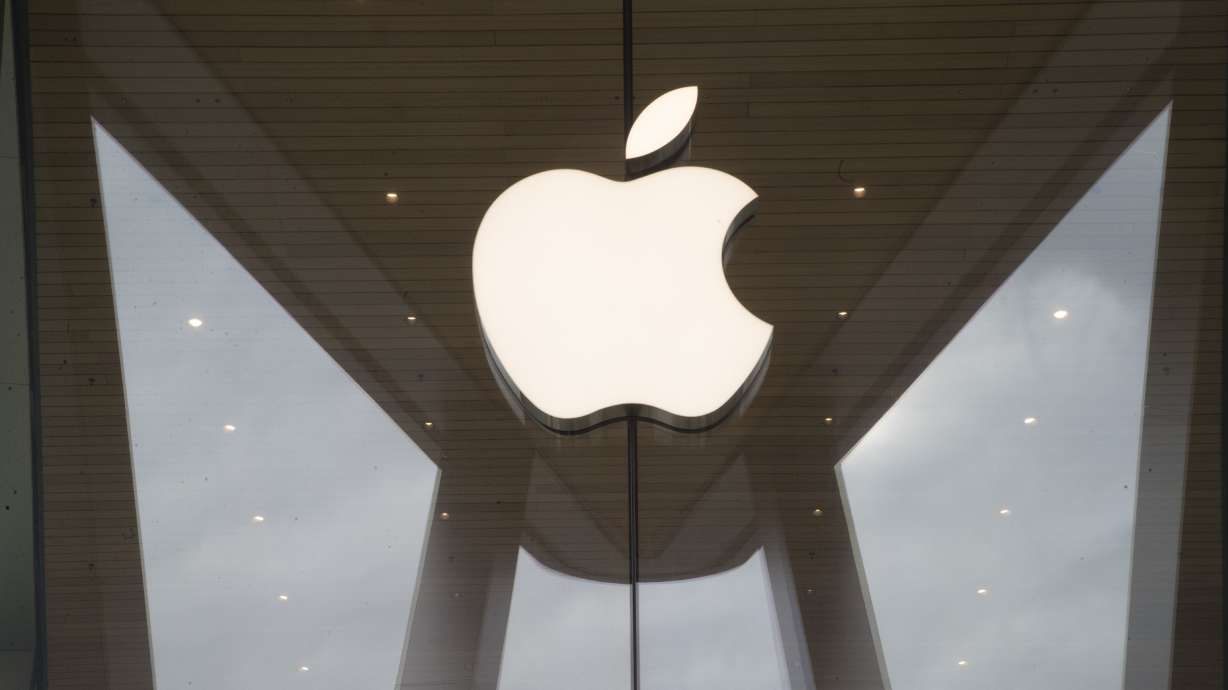 Apple tried to regain its footing Monday during a developers conference that focused mostly on incremental advances and cosmetic changes in its technology.