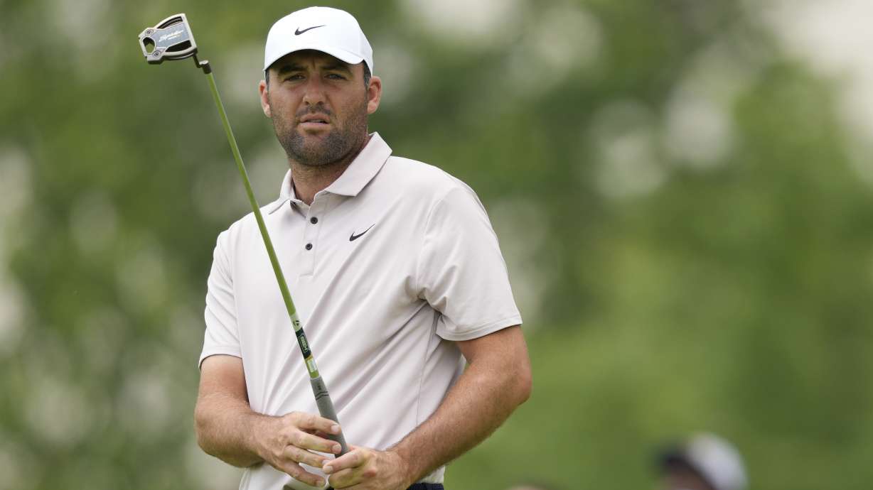Scottie Scheffler watches his putt on the ninth hole during a practice round ahead of the U.S. Open golf tournament at Oakmont Country Club Tuesday, June 10, 2025, in Oakmont, Pa.