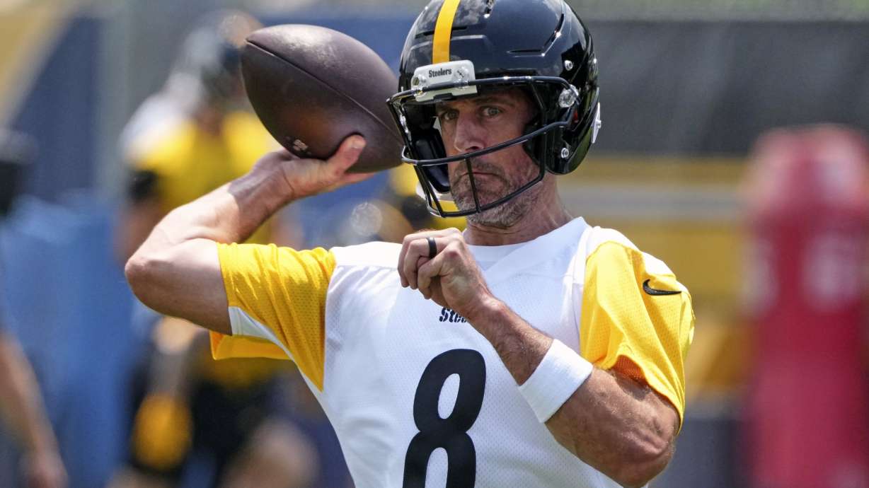 Pittsburgh Steelers quarterback Aaron Rodgers (8) throws. during practice at NFL football minicamp, Tuesday, June 10, 2025, in Pittsburgh.