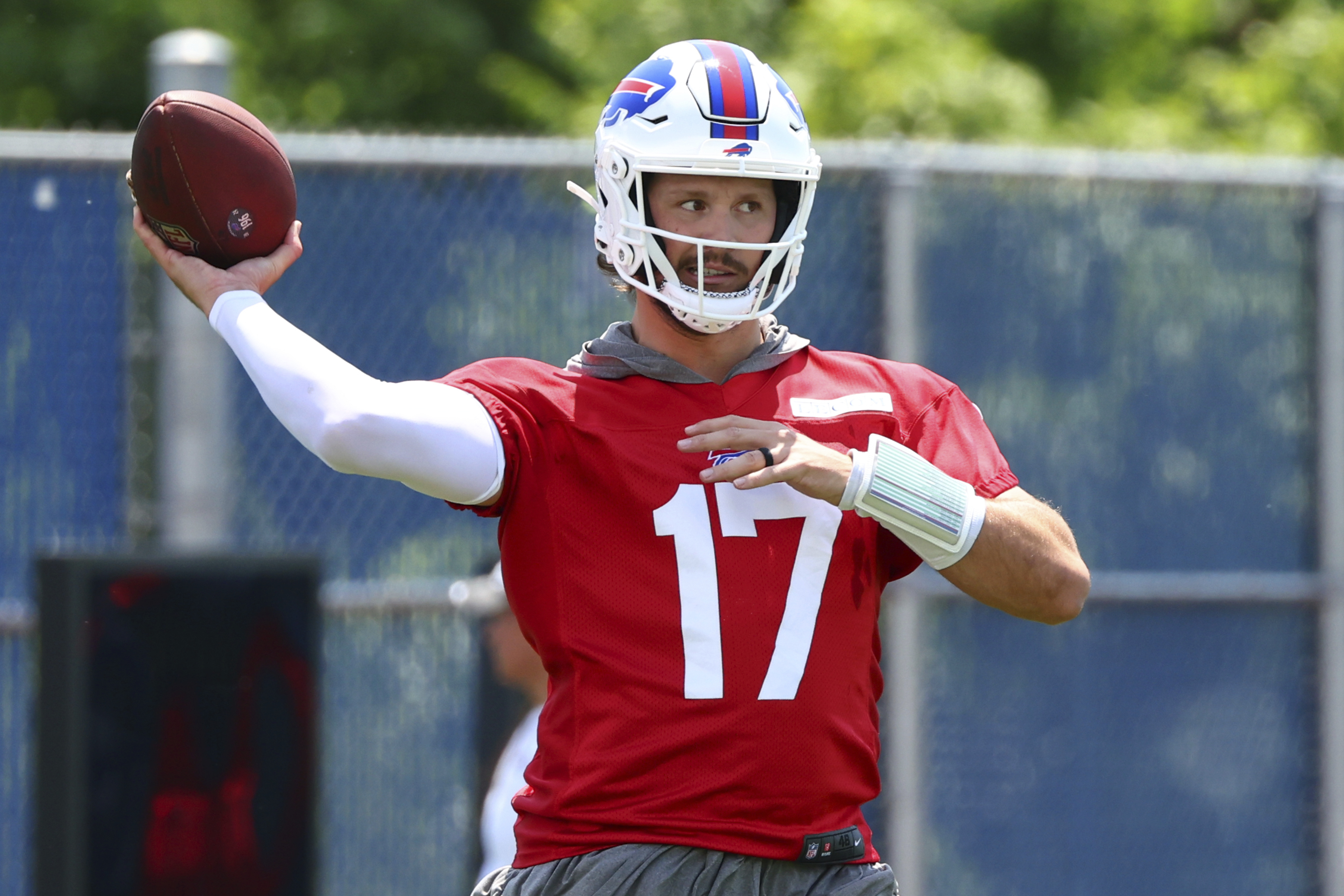 Bills quarterback Josh Allen shows off new ring following marriage to actor Hailee Steinfeld
