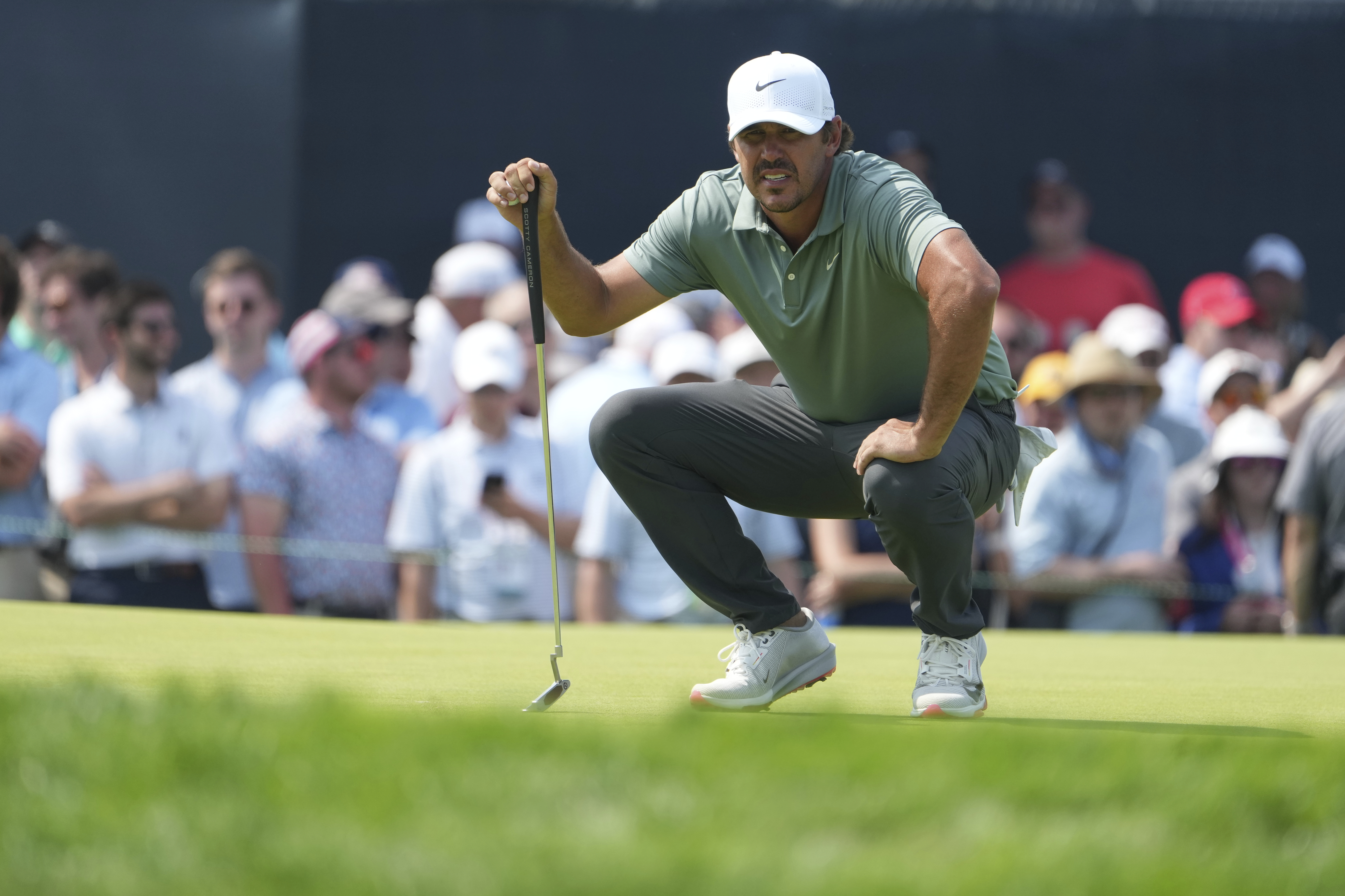 After 2 straight missed cuts in majors, Brooks Koepka is in early contention at Oakmont