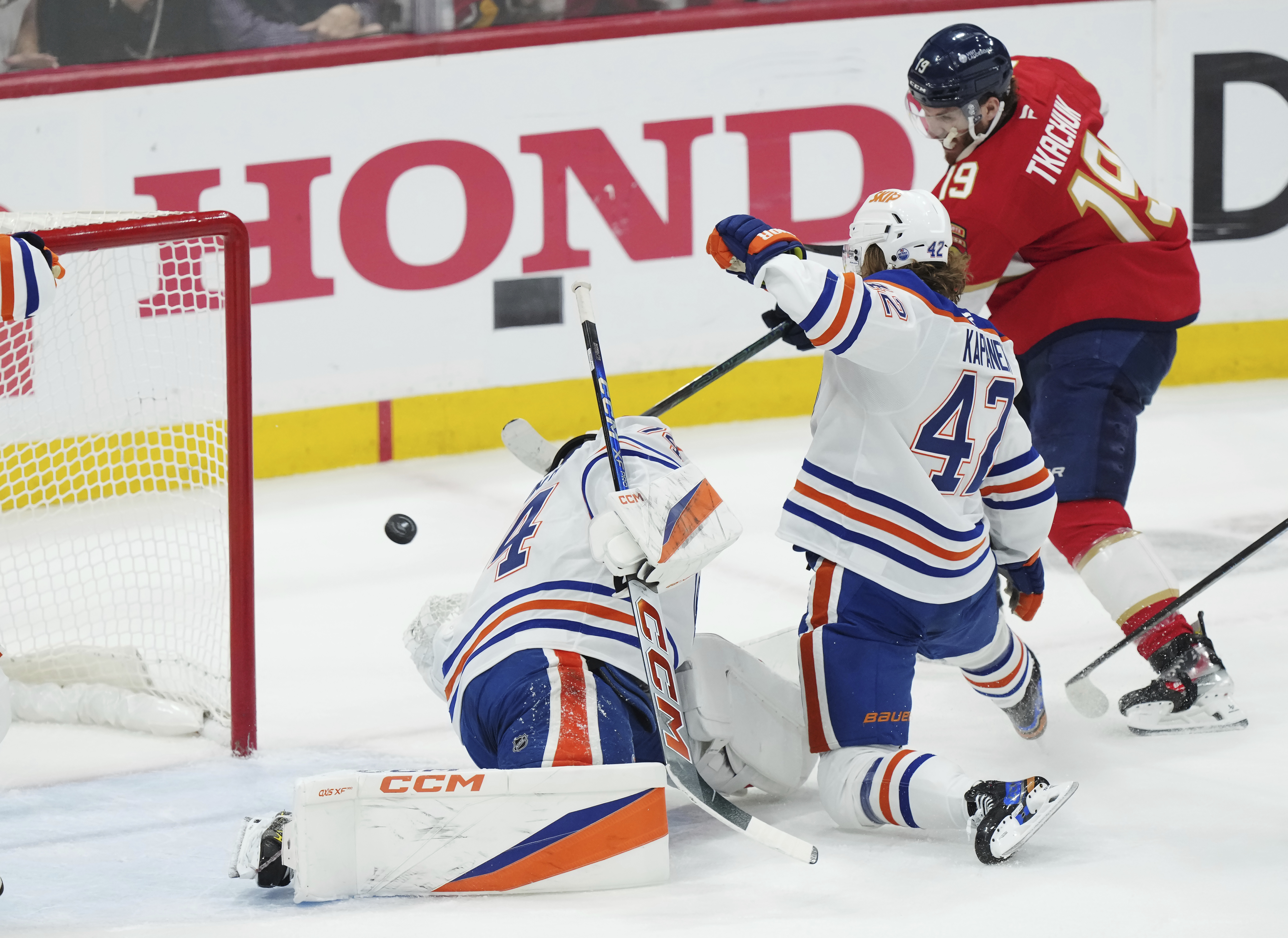 Panthers build and then squander a 3-goal lead against Oilers in Game 4 of Stanley Cup Final