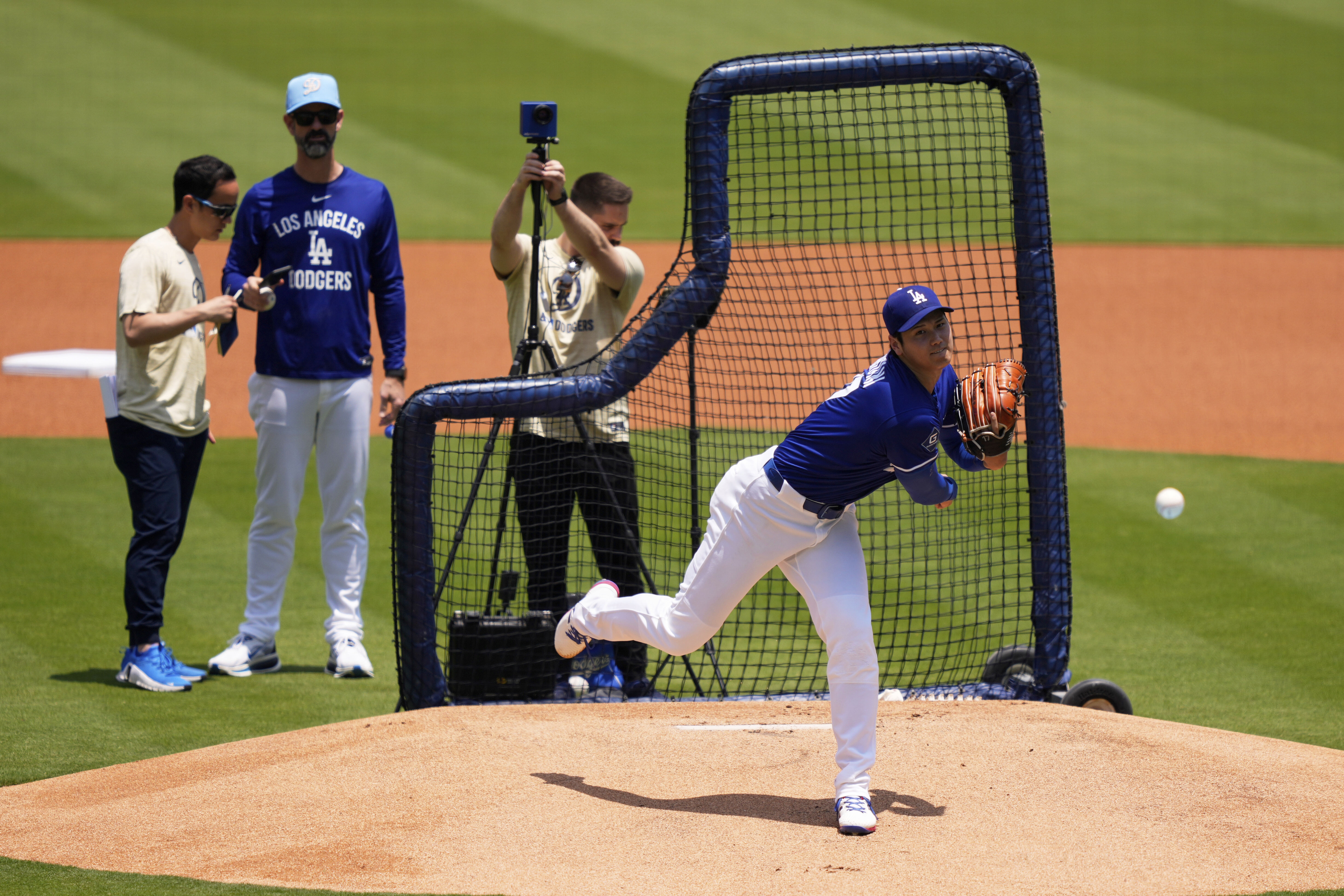 Dodgers say Shohei Ohtani will pitch on Monday night against Padres