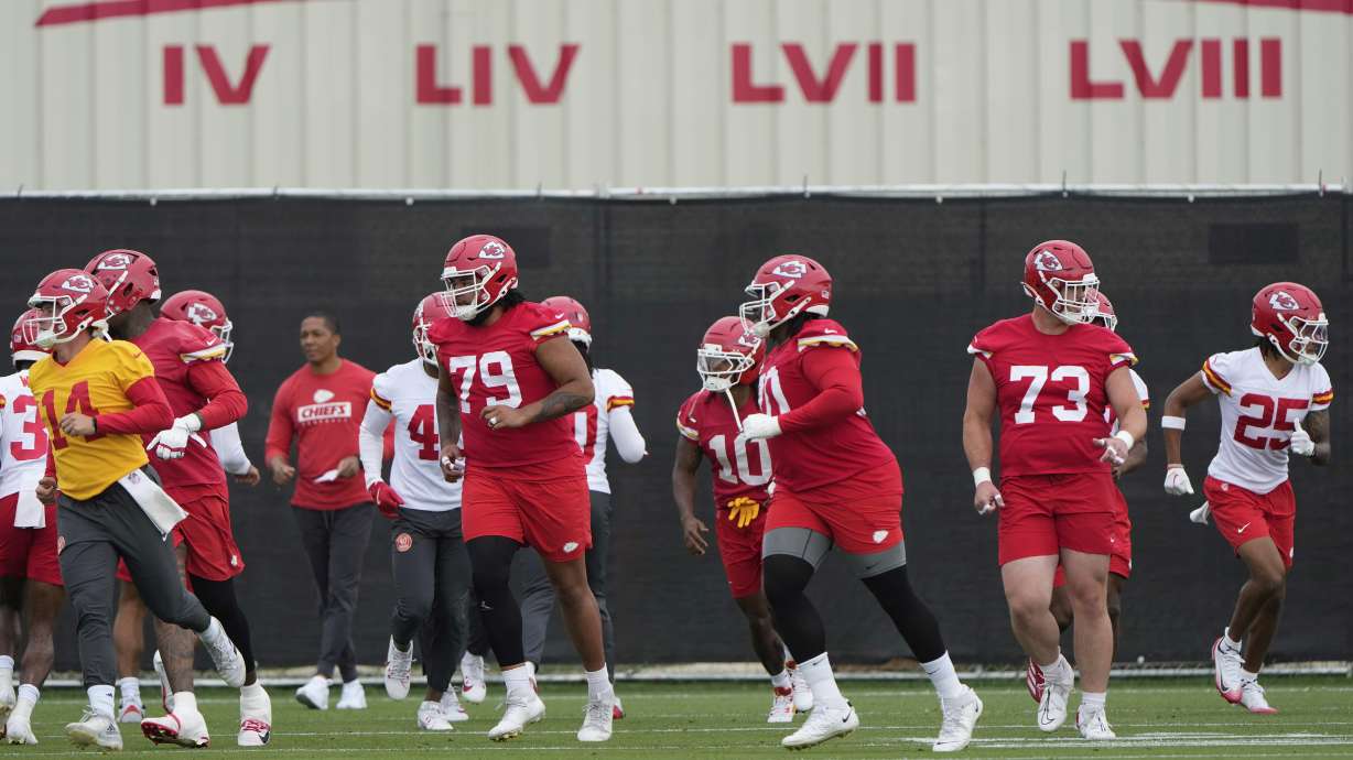 Kansas City Chiefs players warm up before the NFL football team's practice Tuesday, June 17, 2025, in Kansas City, Mo.