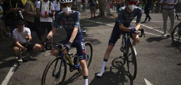 What to know about the COVID variant that may cause 'razor blade' sore throats