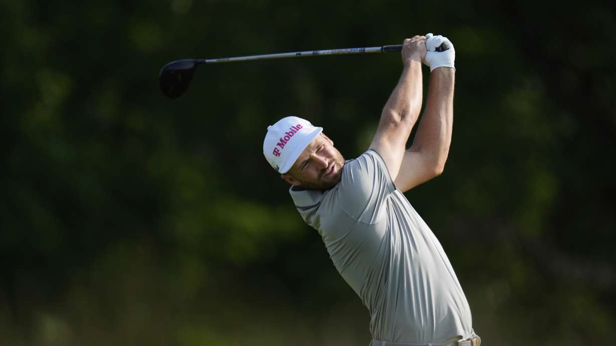 Wyndham Clark tees off on the fourth hole during the first round of the U.S. Open golf tournament at Oakmont Country Club Thursday, June 12, 2025, in Oakmont, Pa.