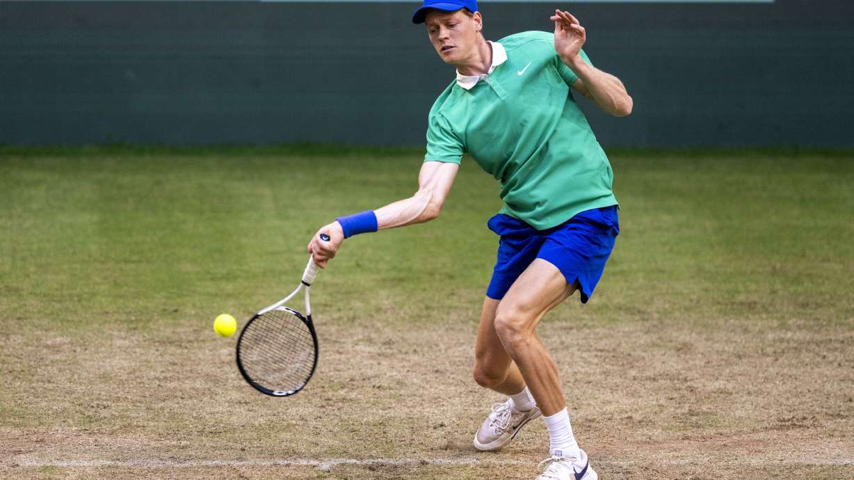 Italy's Jannik Sinner returns the ball to Kazakhstan's Alexander Bublik during their round of 16 match at the Halle ATP tennis tournament in Halle, Germany, Thursday June 19, 2025.
