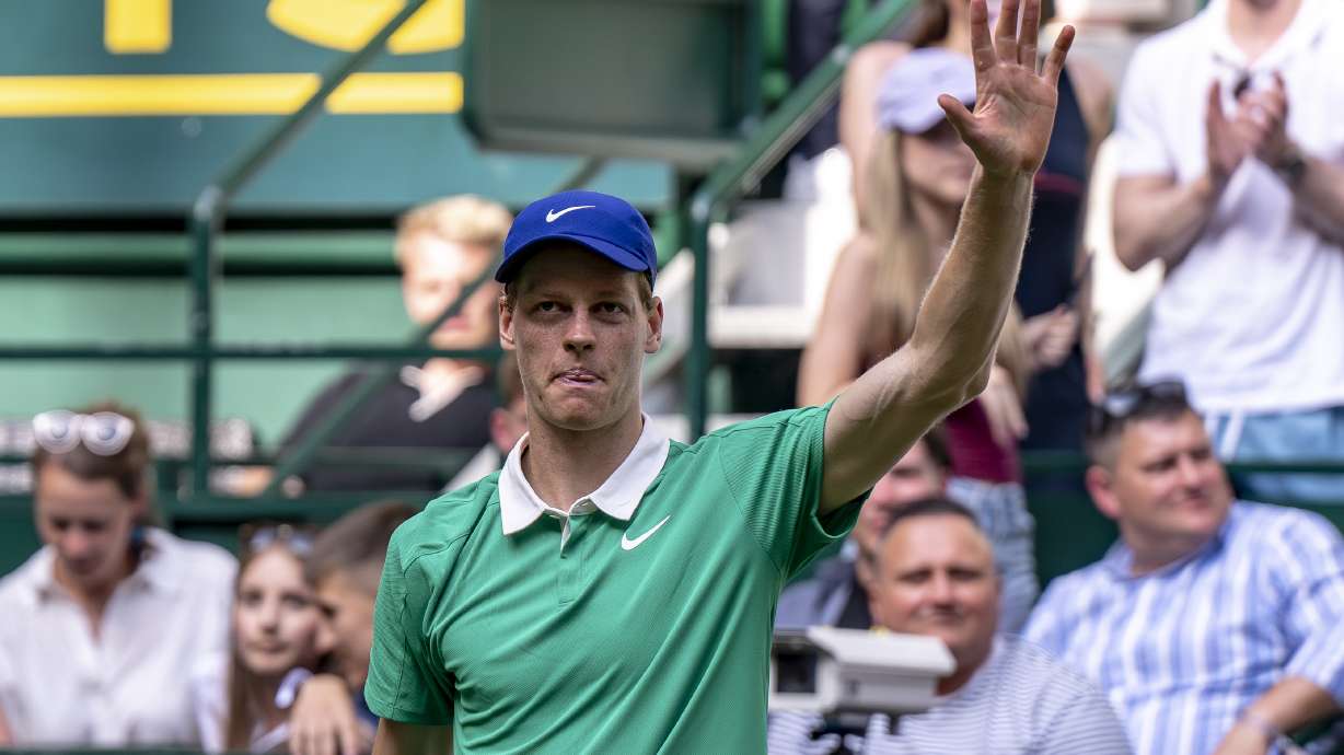 Italy's Jannik Sinner waves after winning his match against Germany's Yannik Hanfmann during the Halle ATP tennis tournament in Halle, Germany, Tuesday, June 17, 2025.
