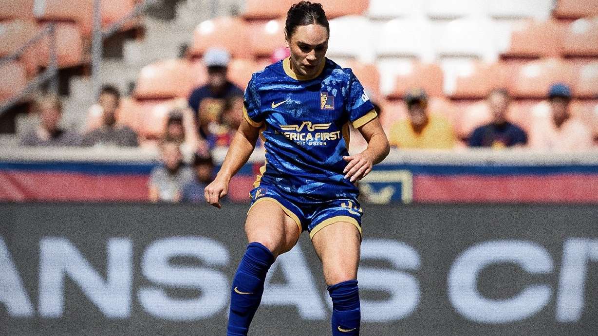 Bianca St-Georges dribbles the ball against Seattle Reign.