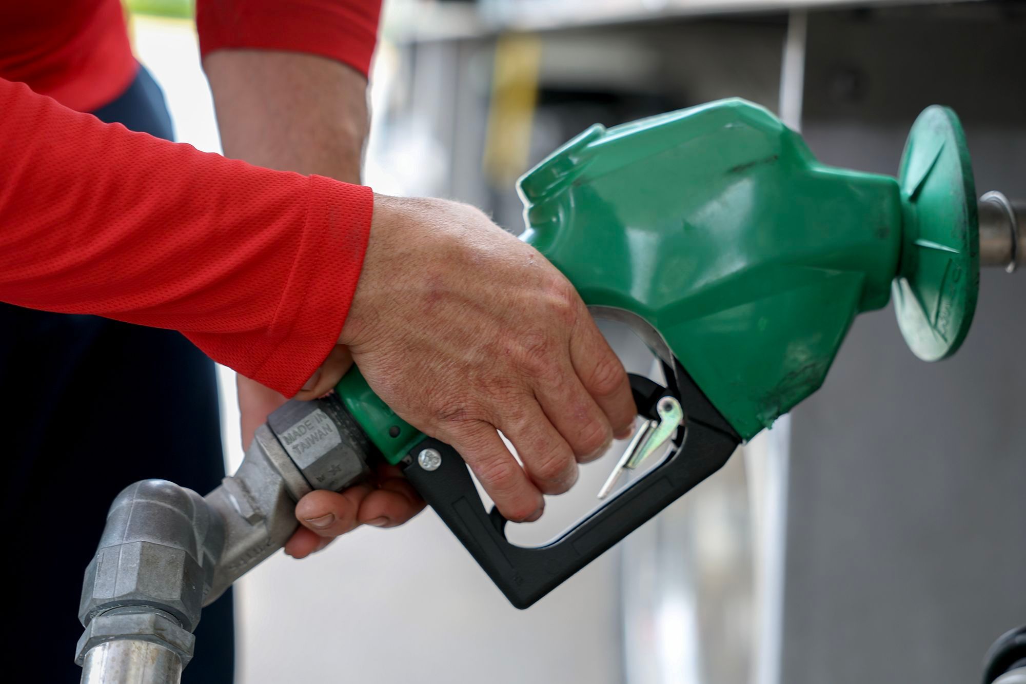 Why gasoline prices aren't tumbling along with sinking oil