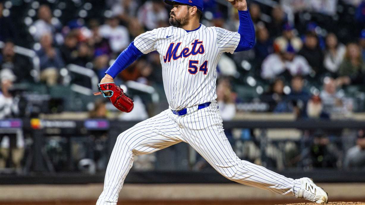 New York Mets pitcher José Castillo (54) throws during the seventh inning of a baseball game against the Chicago White Sox, Tuesday, May 27, 2025, in New York.