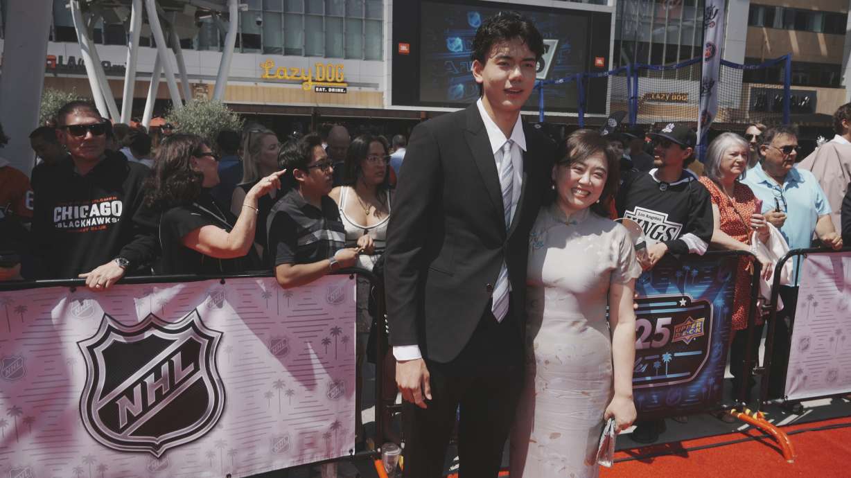 Simon Wang poses with his mother on the red carpet before the NHL hockey draft Friday, June 27, 2025, in Los Angeles.