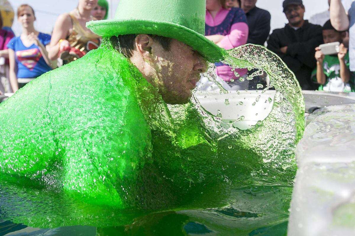 Christopher Bowen splashes green Jell-O as he tries to find a numbered lime at Bullfrog Spas in Bluffdale on March 15, 2013. Kraft Heinz announced plans Tuesday to remove food dyes from their products by 2027, which included green Jell-O.