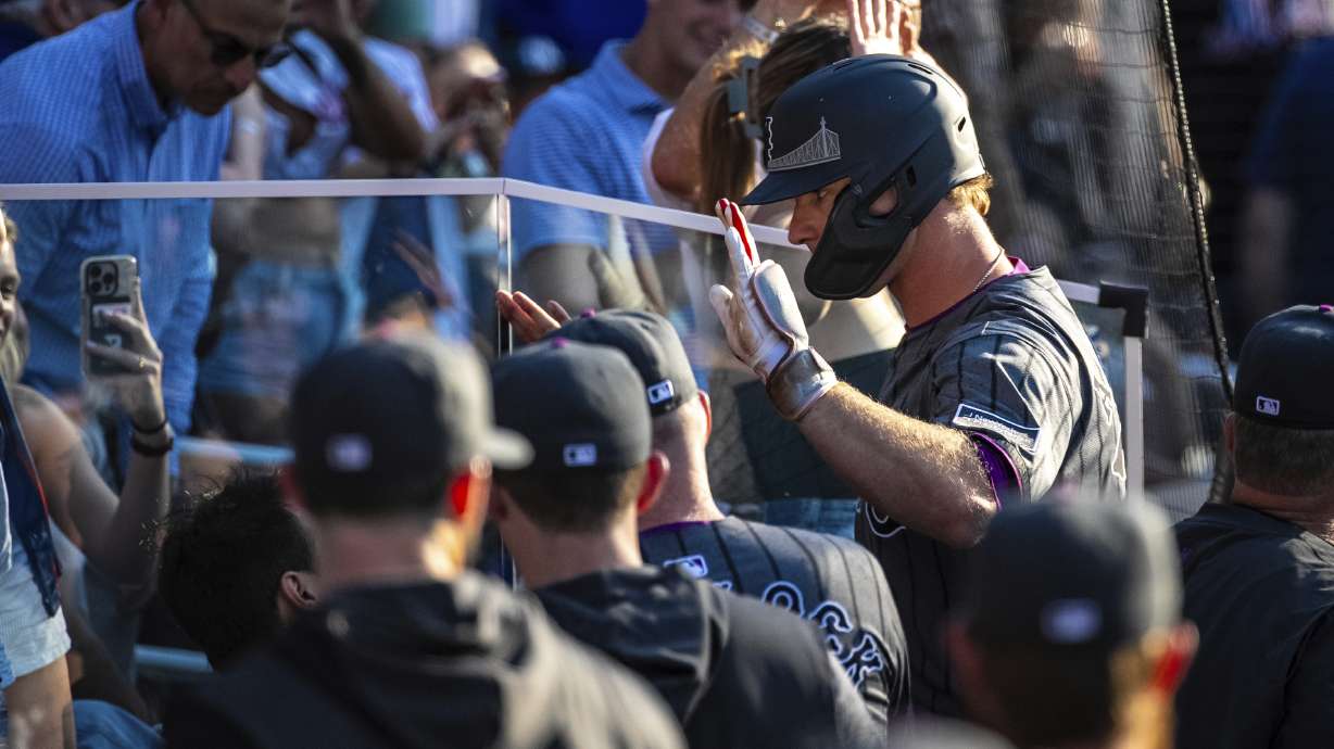 New York Mets' Pete Alonso, right, celebrates his three-run home run in the Mets' dugout during the seventh inning of a baseball game against the New York Yankees, Saturday, July 5, 2025, in New York.