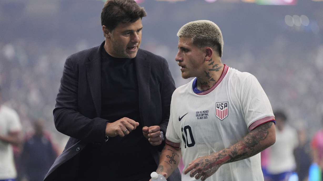 United States head coach Mauricio Pochettino, left, talks with midfielder Diego Luna (10) as they walk off the field at halftime of the team's CONCACAF Gold Cup final soccer match against Mexico in Houston, Sunday, July 6, 2025.