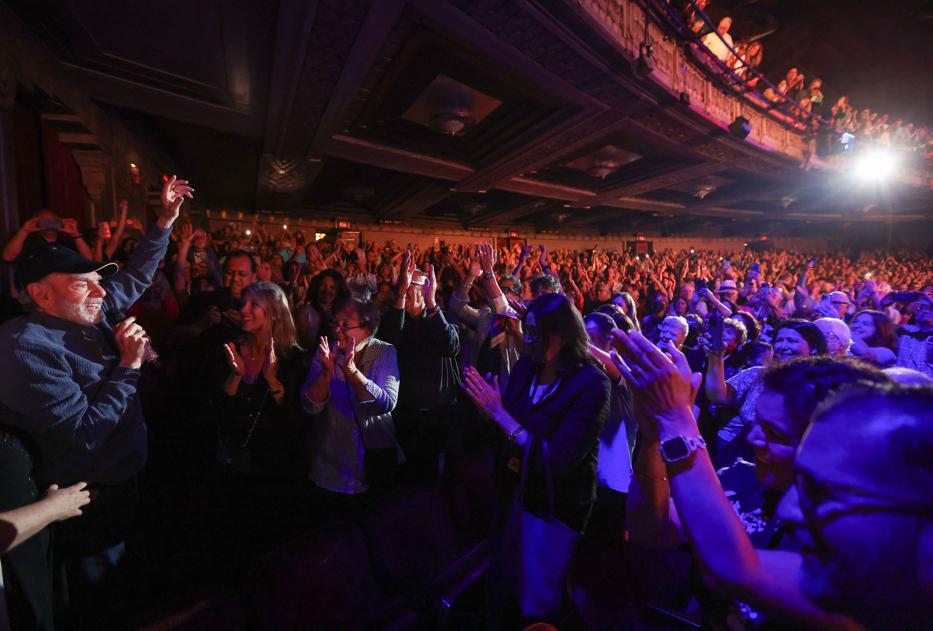 Have You Seen This? Neil Diamond surprises theatergoers with 'Sweet Caroline' performance