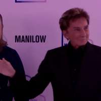Music legend Barry Manilow honors Riverton high music teacher with award