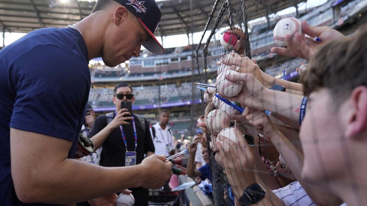 New York Yankees, right fielder Aaron Judge of the American League, signs autographs during batting practice the MLB baseball All-Star game, Monday, July 14, 2025, in Atlanta.