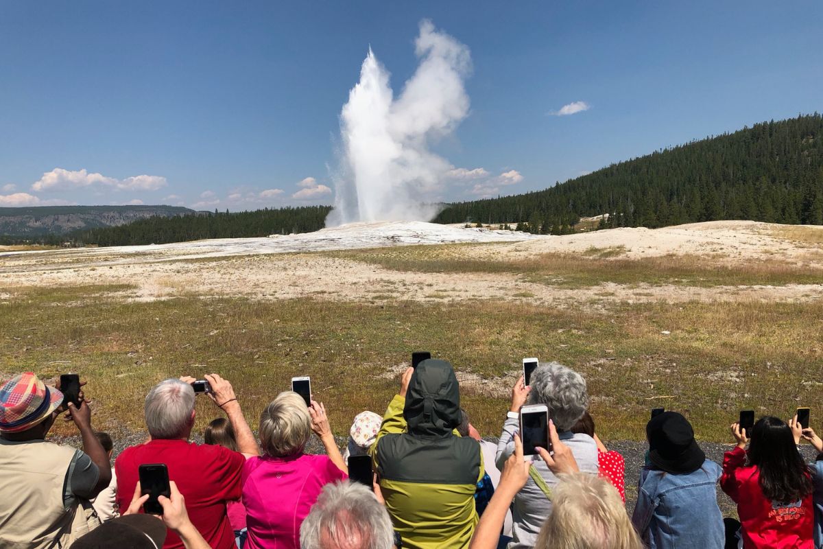 2 hikers injured in bear attack along popular Yellowstone attraction