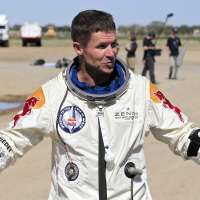Witnesses to Felix Baumgartner's fatal paragliding crash heard large boom as it spun to the ground