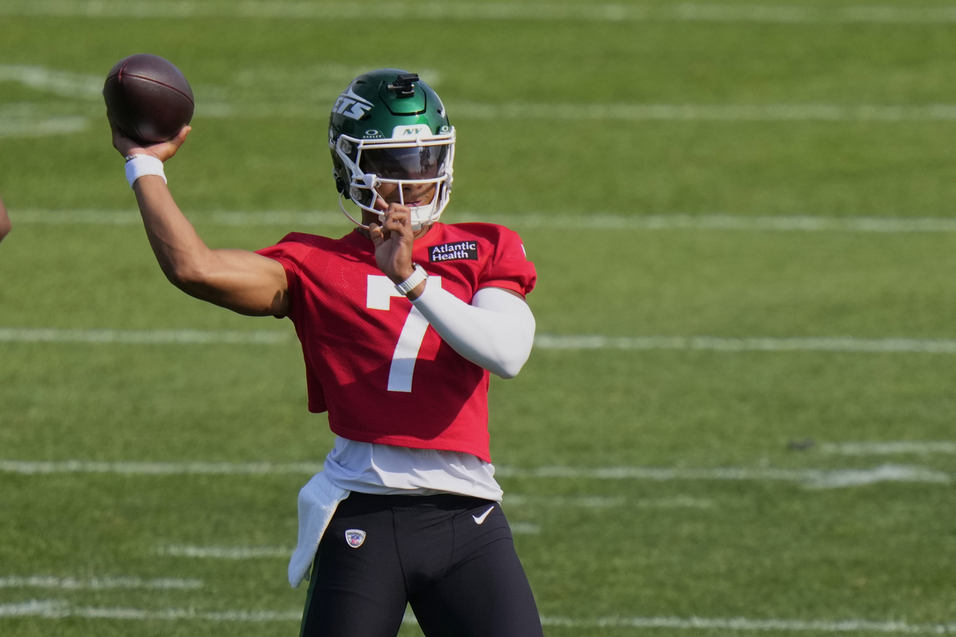 New York Jets quarterback Justin Fields (7) throws a pass during drills at the NFL football team's training camp Thursday, July 24, 2025, in Florham Park, N.J.