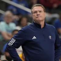 Kansas basketball coach Bill Self has 2 stents inserted to treat blocked arteries