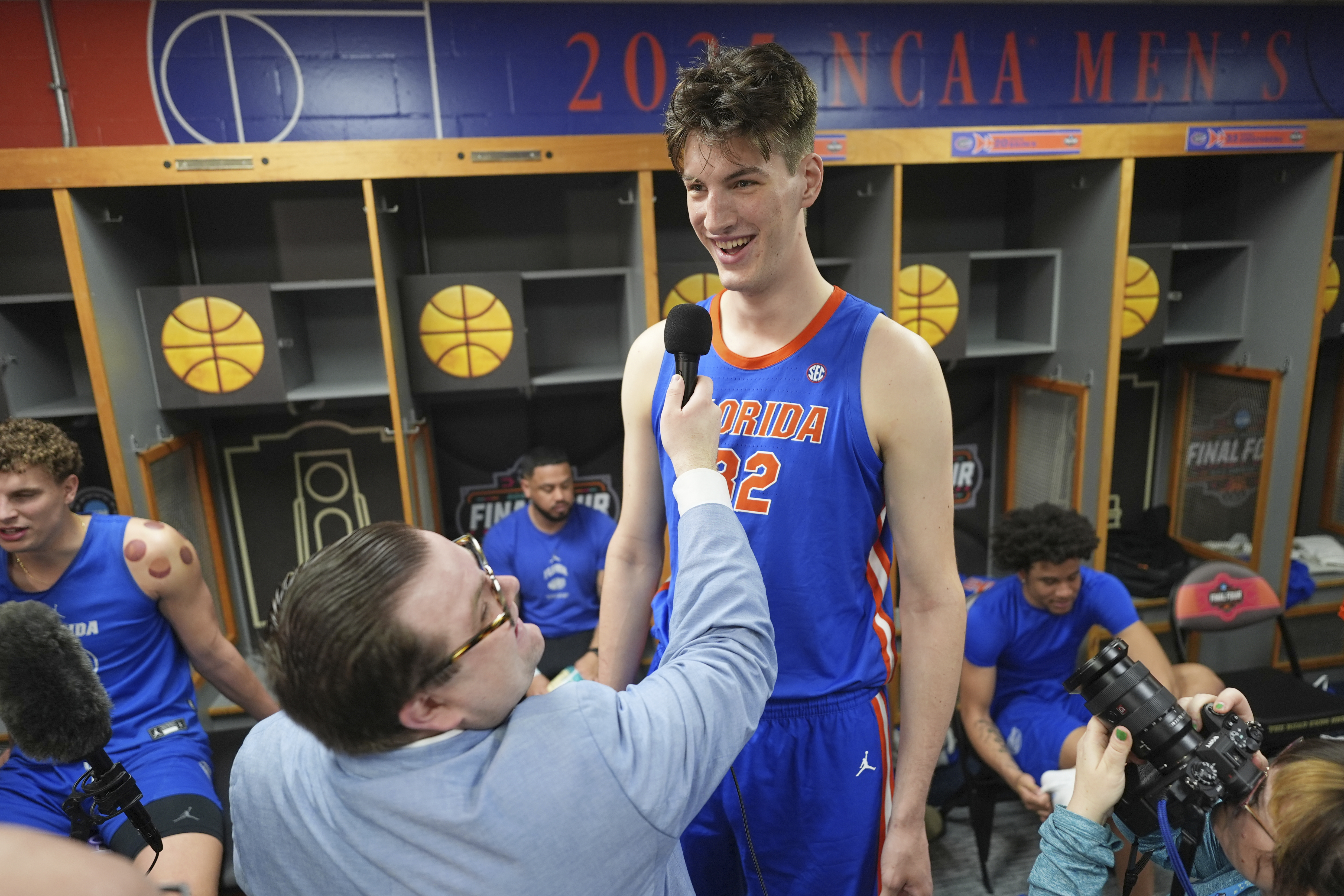 The world's tallest teen, 7-foot-9 center Olivier Rioux, gives football a try at Florida