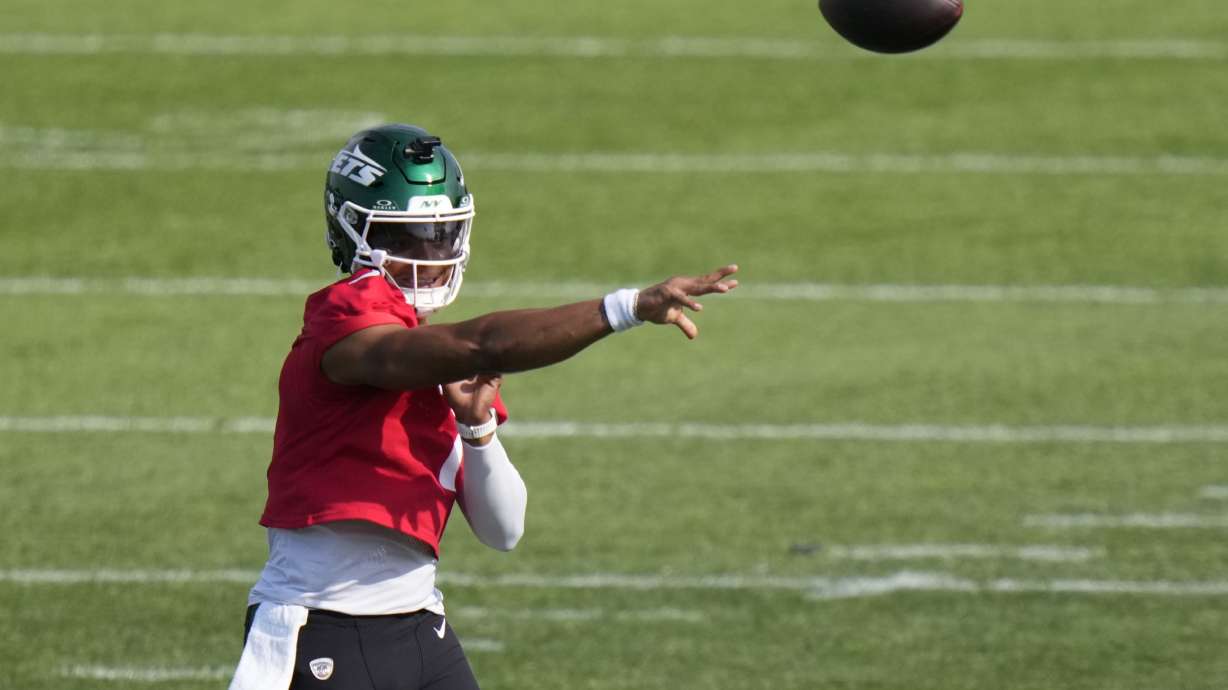 New York Jets quarterback Justin Fields (7) throws a pass as he takes part in drills at the NFL football team's training camp Thursday, July 24, 2025, in Florham Park, N.J.