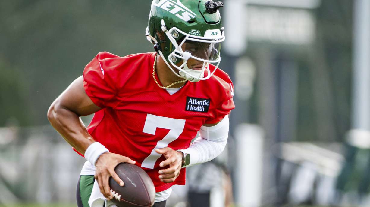 New York Jets quarterback Justin Fields (7) runs drills at the NFL football team's practice, Saturday, July 26, 2025, in Florham, N.J.
