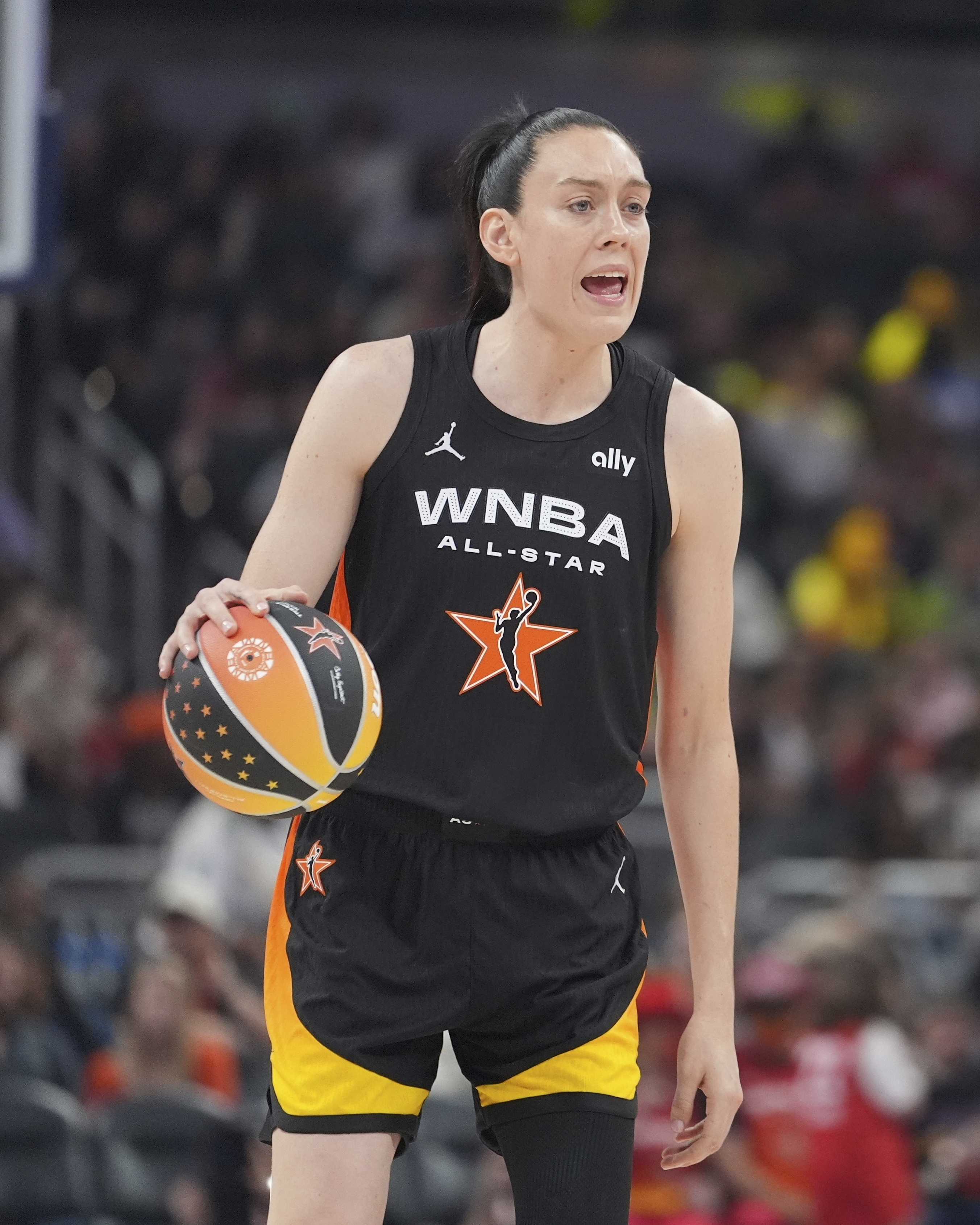 Liberty's Breanna Stewart avoids significant injury on right leg, AP source says