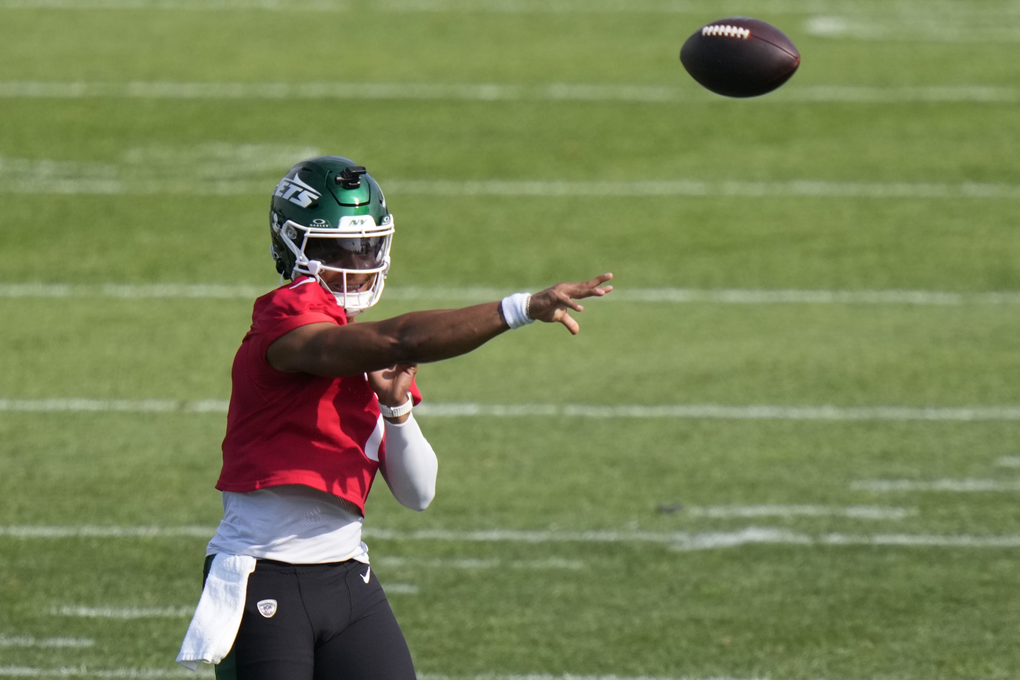 New York Jets quarterback Justin Fields (7) throws a pass as he takes part in drills at the NFL football team's training camp Thursday, July 24, 2025, in Florham Park, N.J.