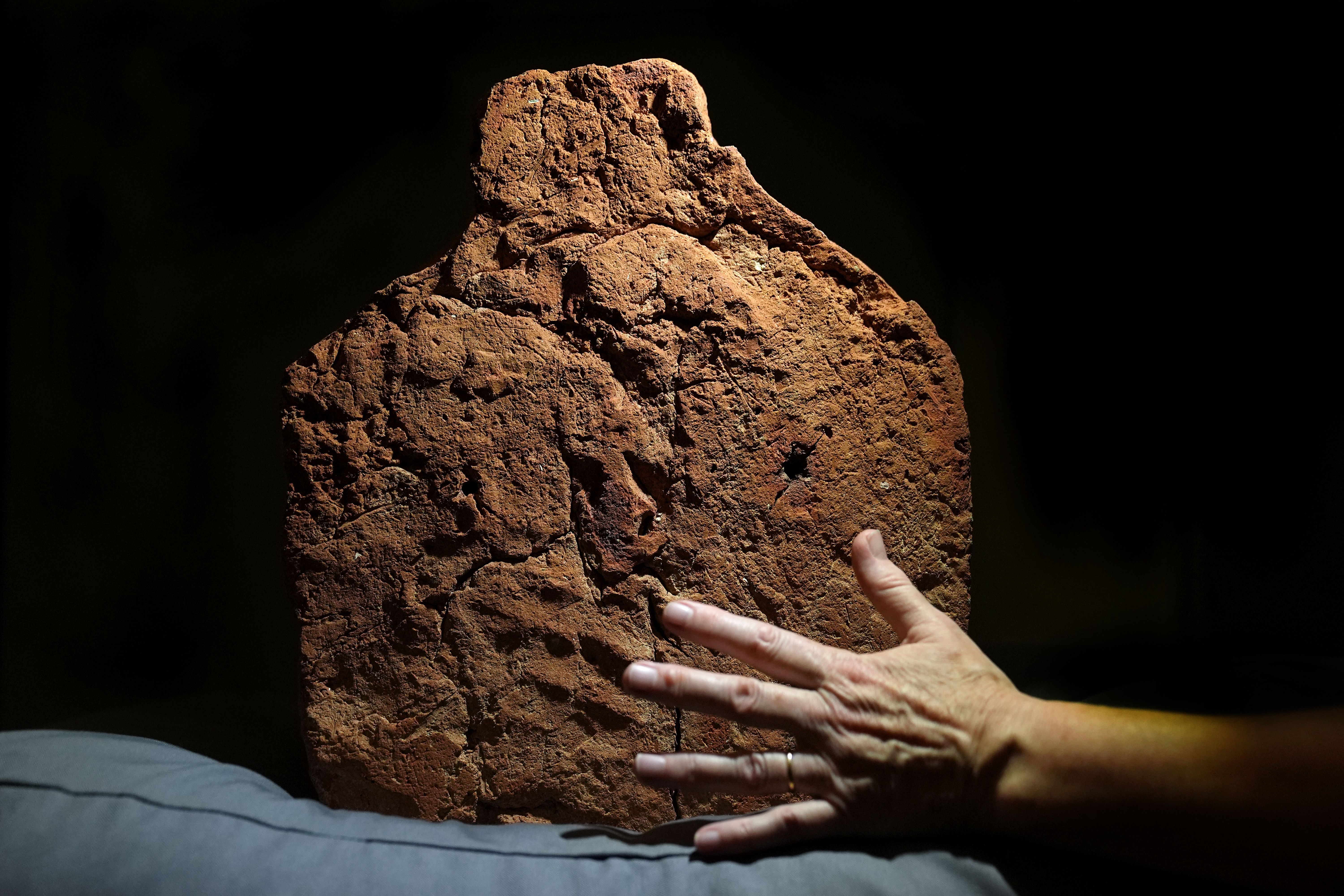 A 4,000-year-old ancient Egyptian handprint has been discovered on a "soul house" at the Fitzwilliam Museum in Cambridge.
