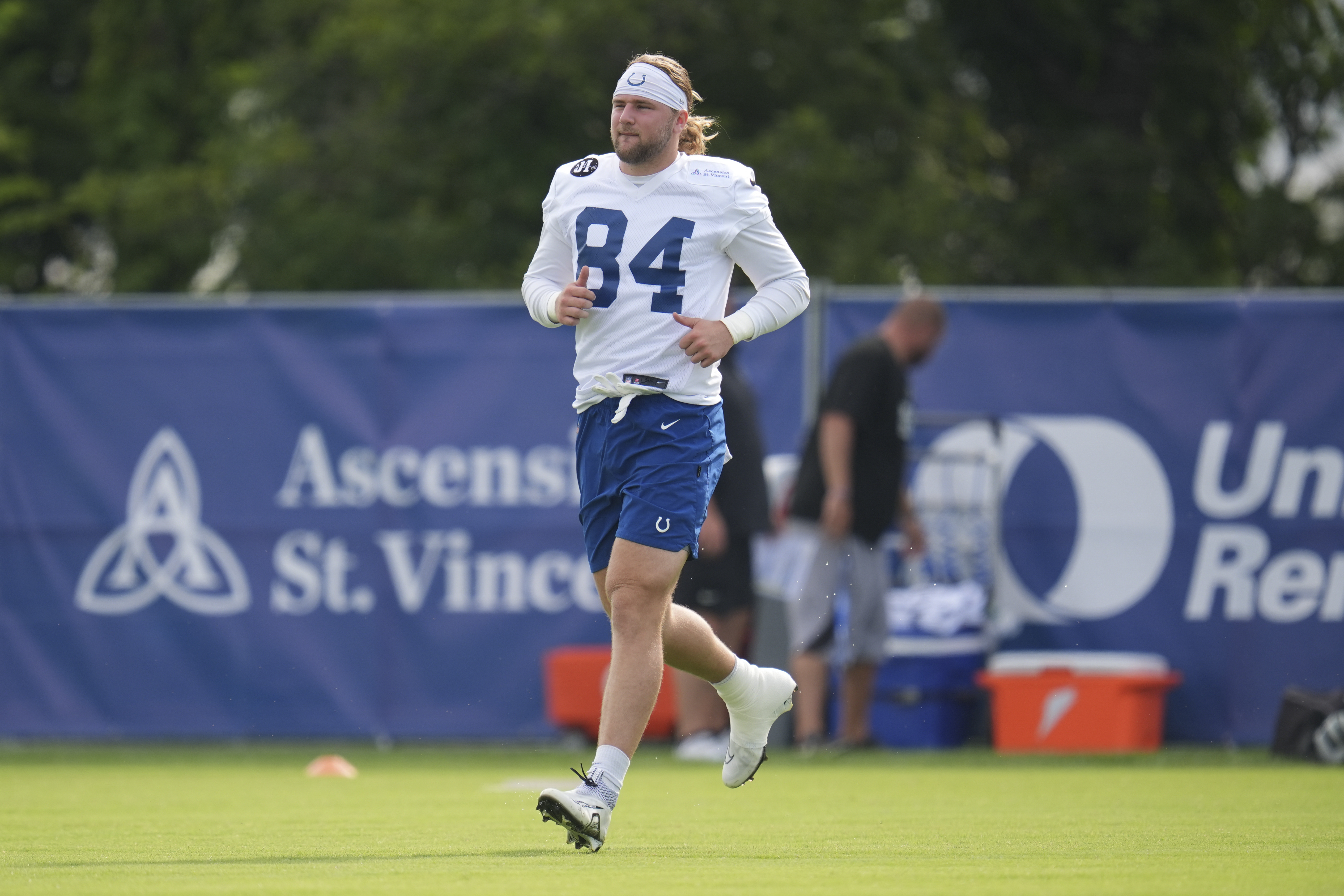 Indianapolis Colts tight end Tyler Warren (84) runs during practice at the NFL football team's training camp in Westfield, Ind., Friday, July 25, 2025.