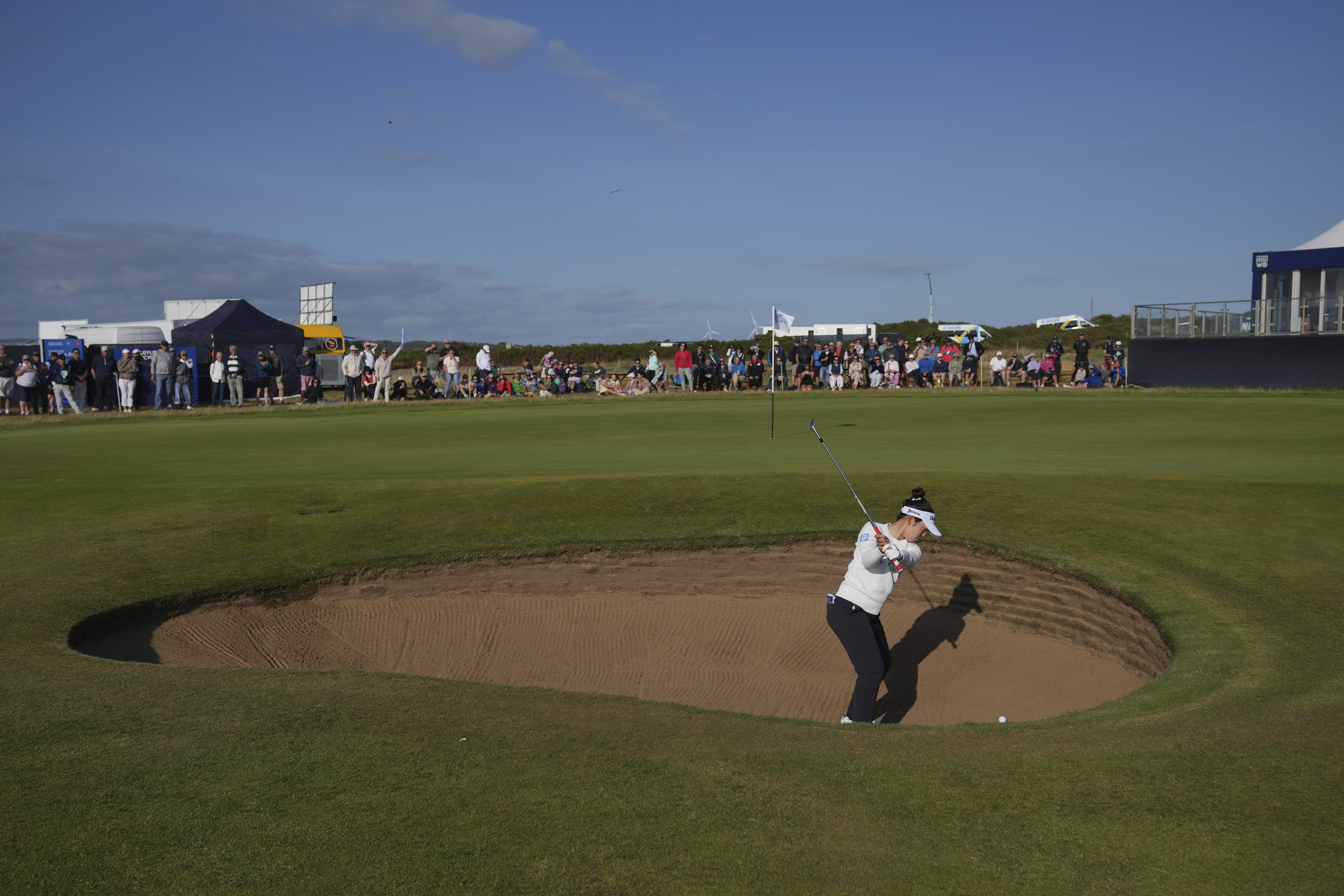 Yamashita struggles and sees her Women's British Open lead shrink to 1 shot over Kim