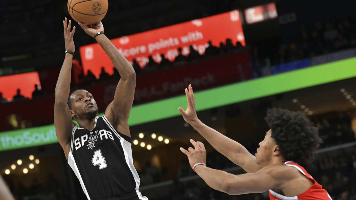 FILE - San Antonio Spurs guard De'Aaron Fox (4) shoots against Memphis Grizzlies forward Jaylen Wells in the first half of an NBA basketball game Saturday, March 1, 2025, in Memphis, Tenn.