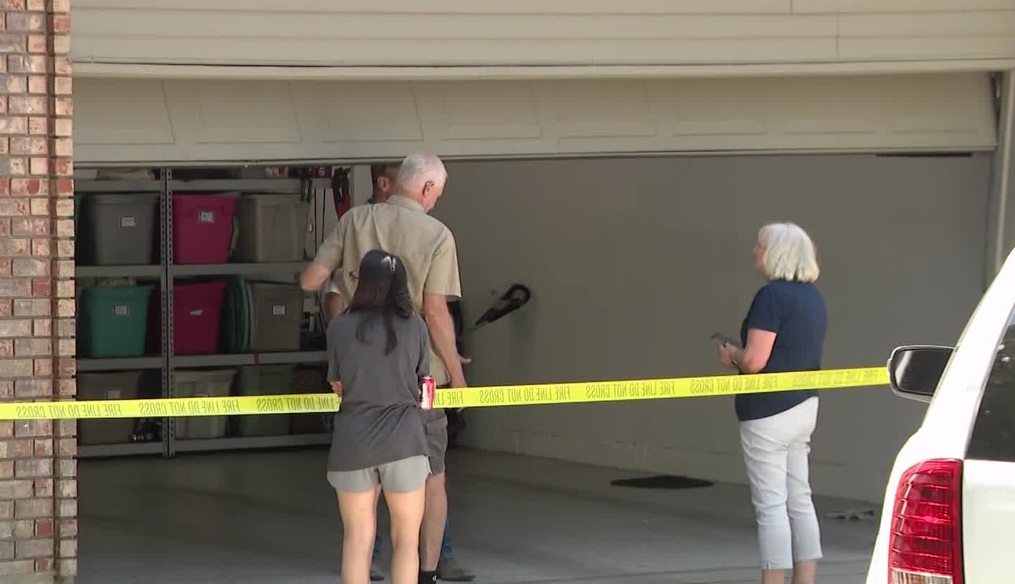 Runaway mail truck damages 2 Sandy homes