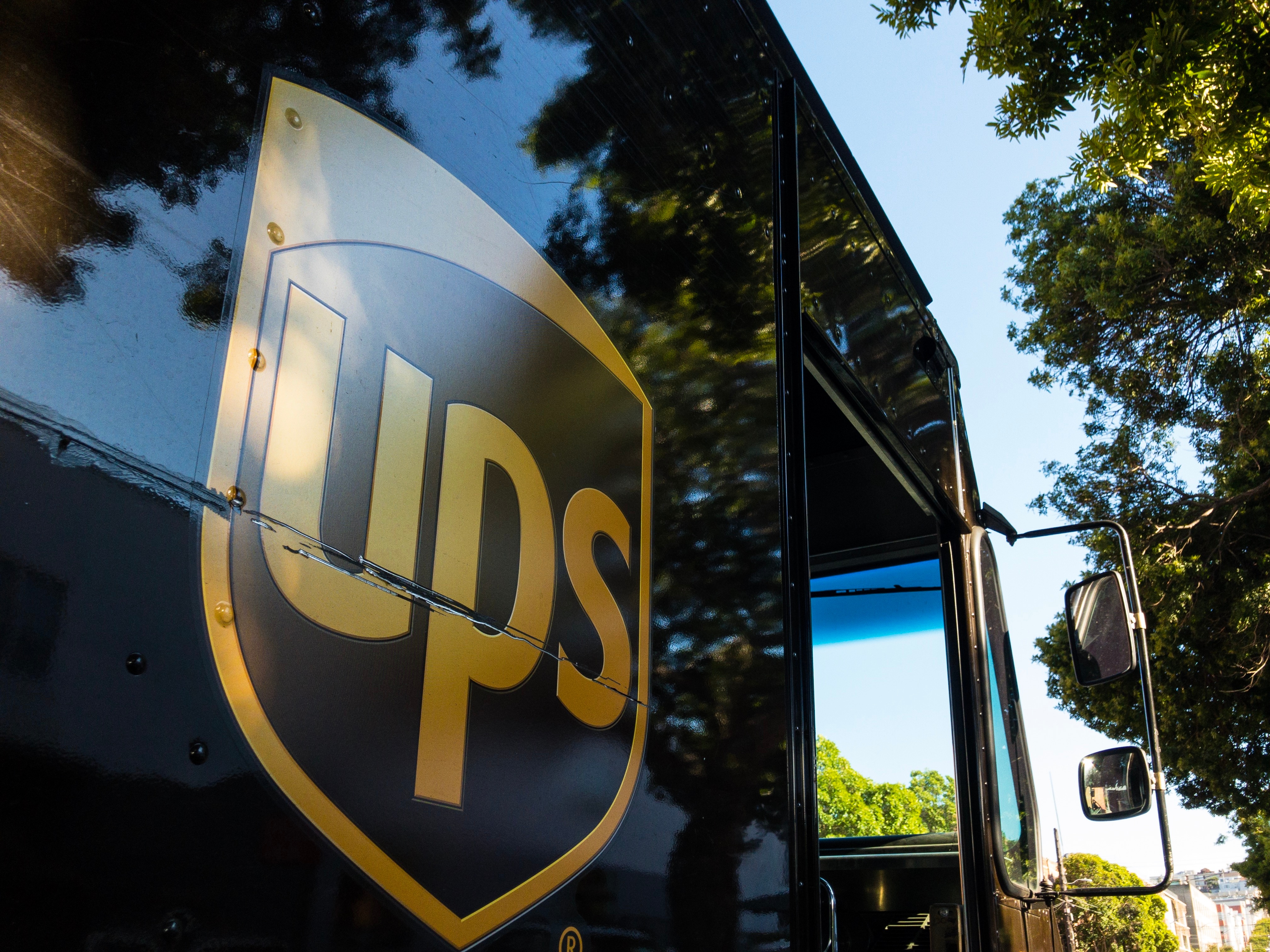 2 sisters charged with stealing UPS packages