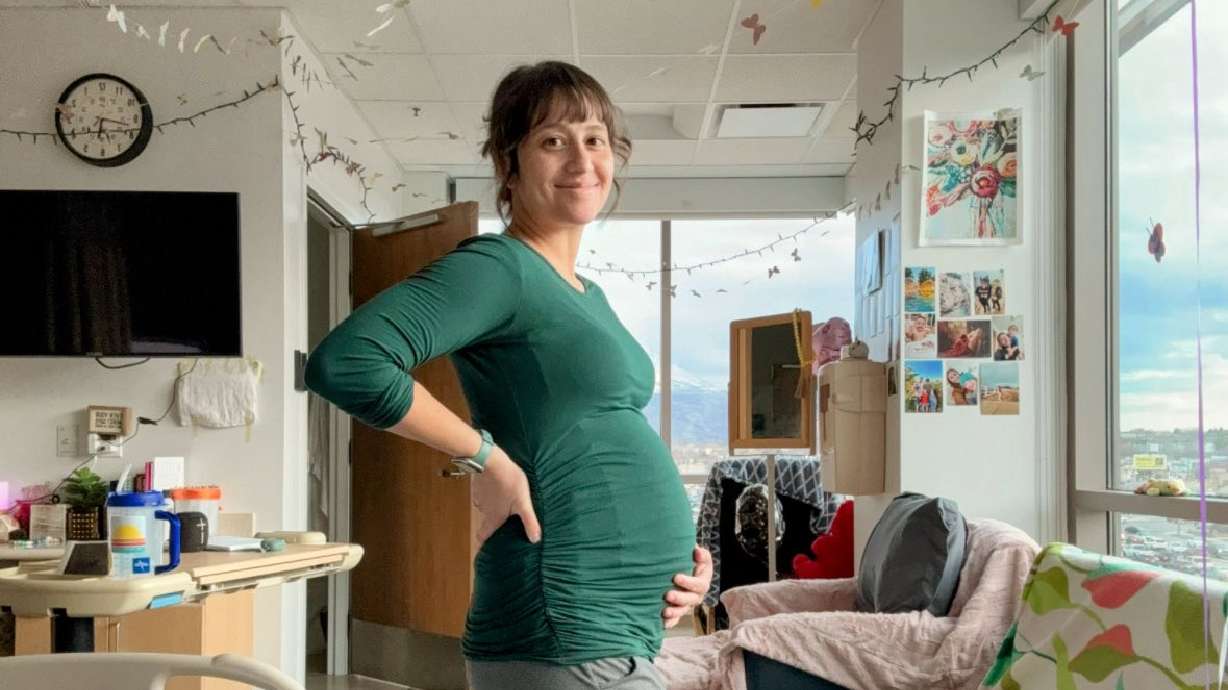 Lauren Bangerter put up decorations in her hospital room while her pregnancy was being monitored after her water broke early. Now, she is hoping to help other women do the same.
