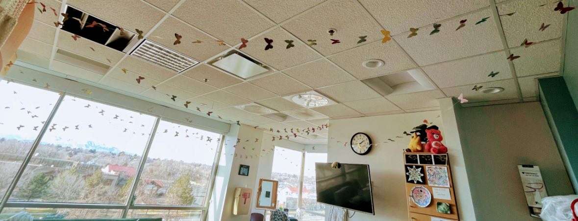 Lauren Bangerter put up decorations in her hospital room while her pregnancy was being monitored after her water broke early. Now, she is hoping to help other women do the same.