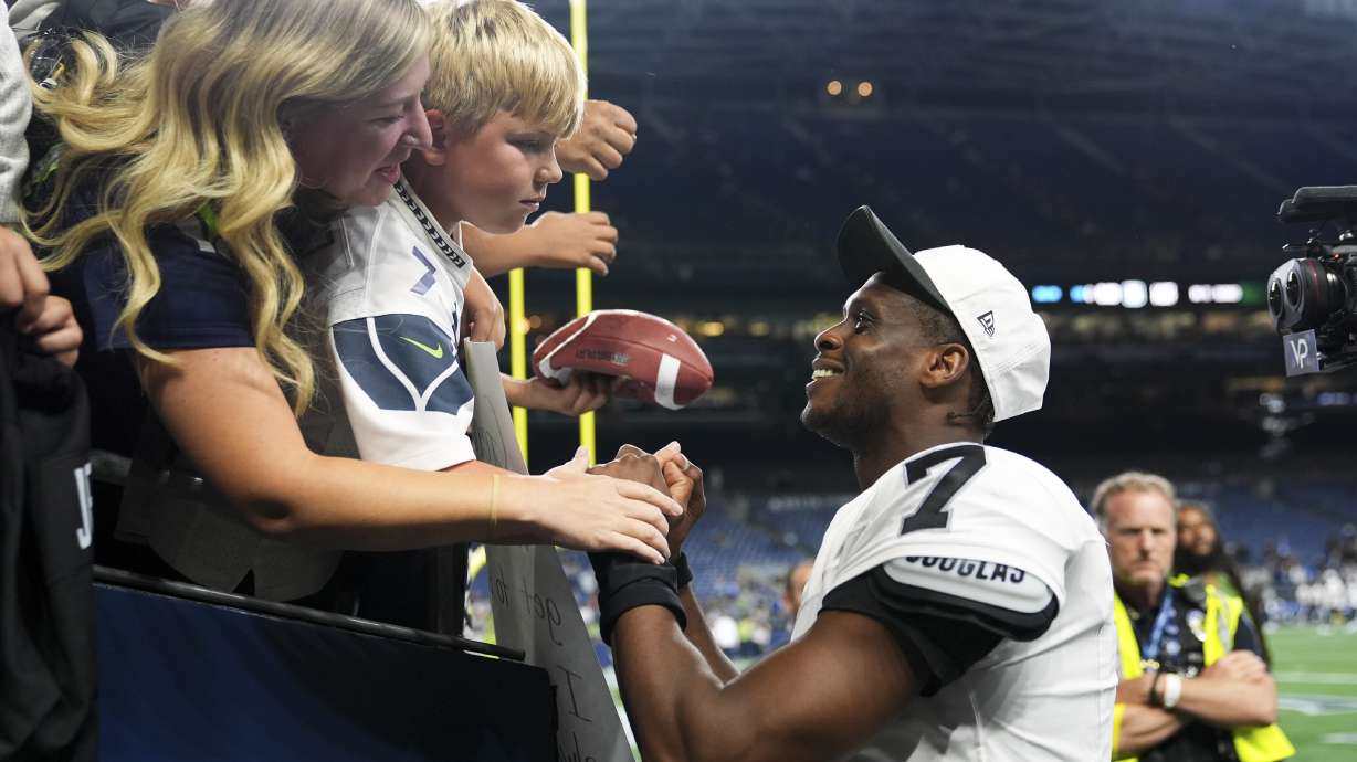 Las Vegas Raiders quarterback Geno Smith (7) greets fans after an NFL preseason football game against the Seattle Seahawks, Thursday, Aug. 7, 2025, in Seattle.