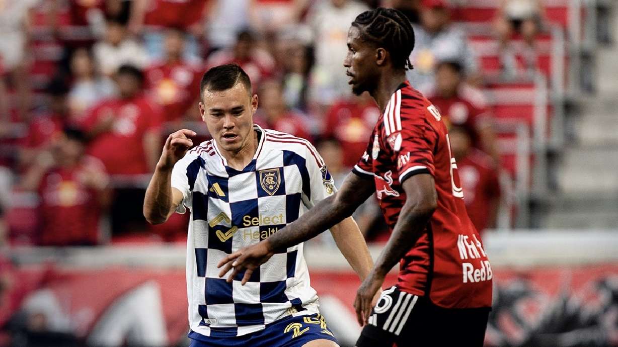 Sam Junqua, left, battles with New York defender Kyle Duncan, right.