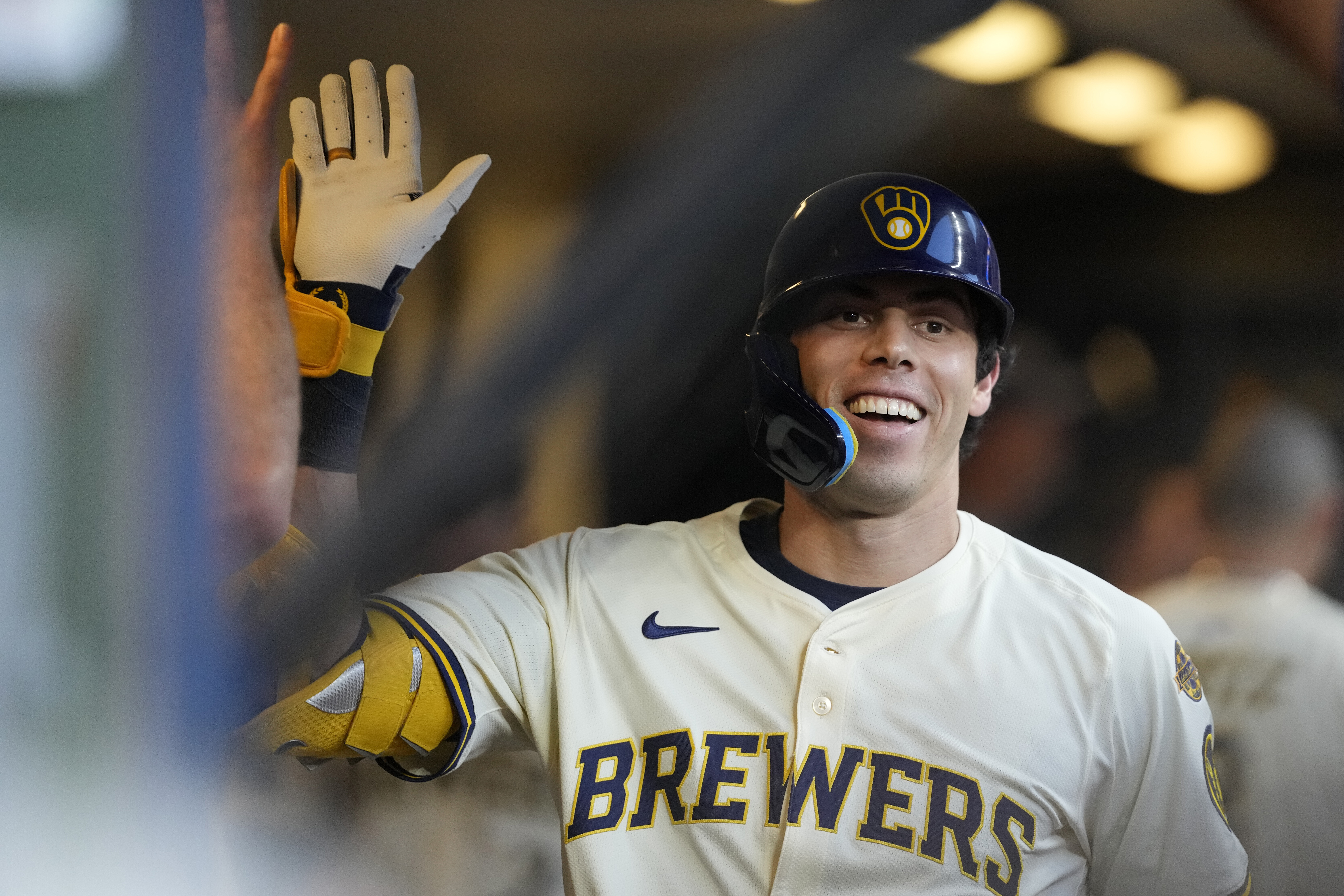 Brewers claim 10th straight game and become 1st team since 2019 with 2 double-digit win streaks