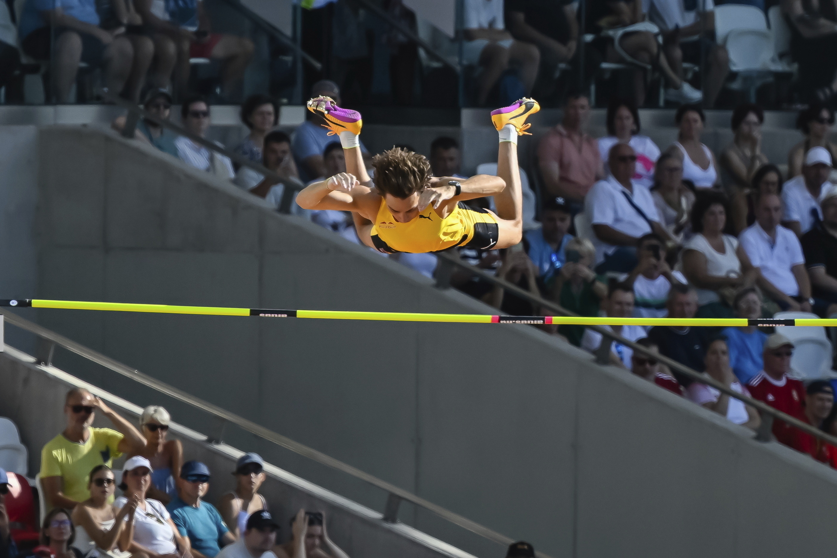 Mondo Duplantis raises his pole vault world record to 6.29 meters in Budapest